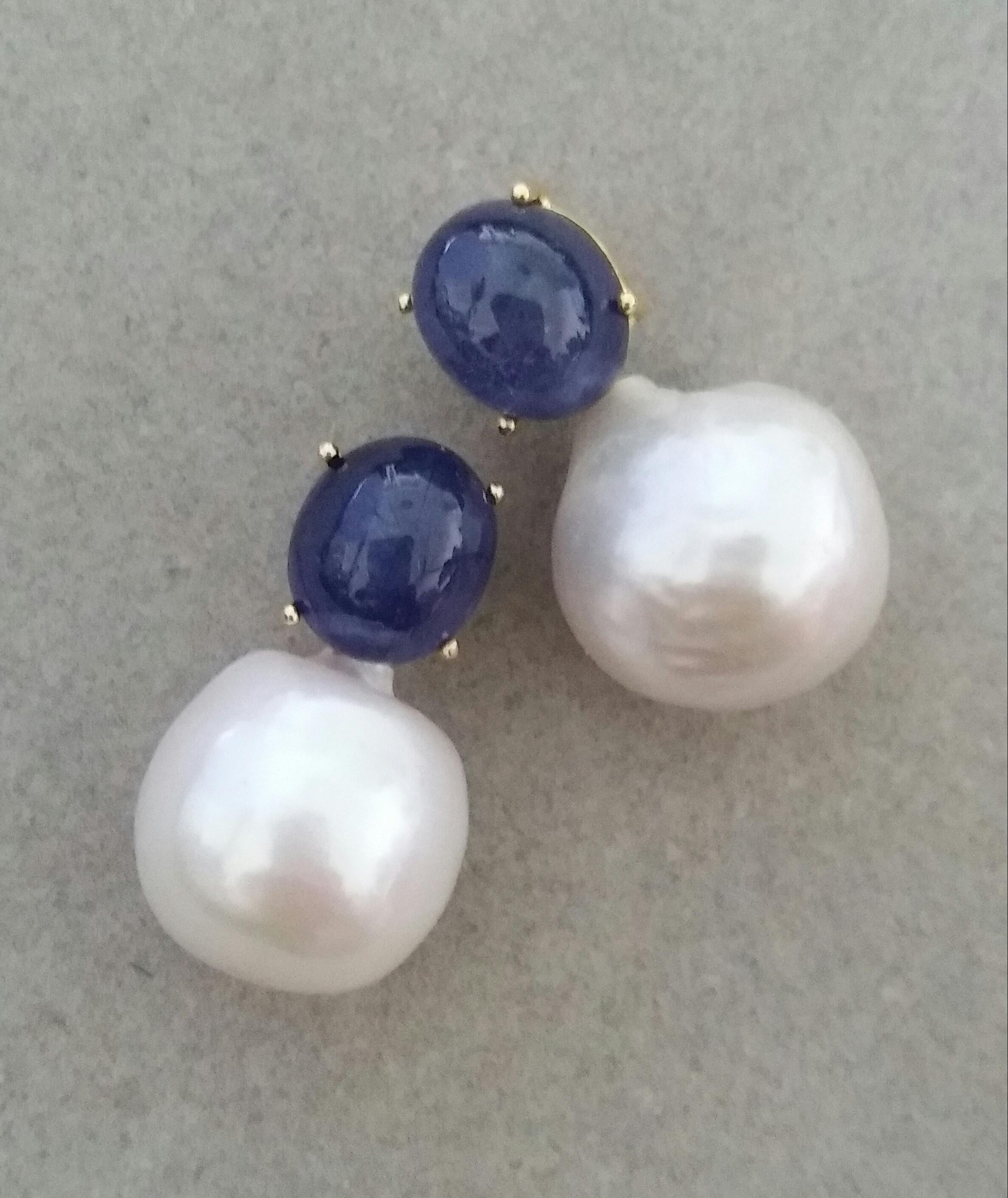 Big Size White Baroque Pearls Oval Blue Sapphires Cabochons Yellow Gold Earrings In Good Condition For Sale In Bangkok, TH
