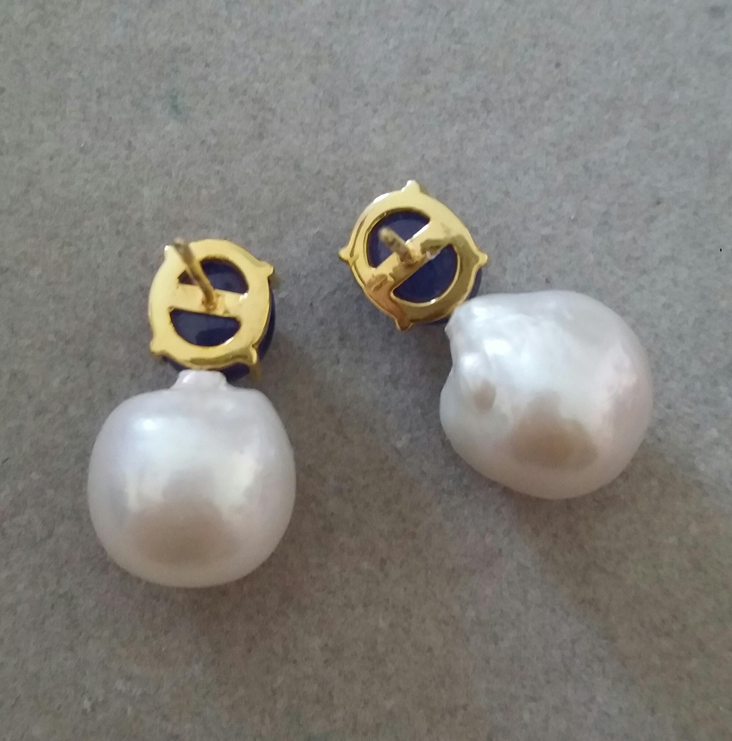 Big Size White Baroque Pearls Oval Blue Sapphires Cabochons Yellow Gold Earrings In Good Condition For Sale In Bangkok, TH