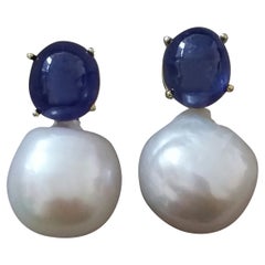 Boucles d'oreilles baroques de grande taille en or jaune, perles blanches, saphirs bleus ovales cabochons