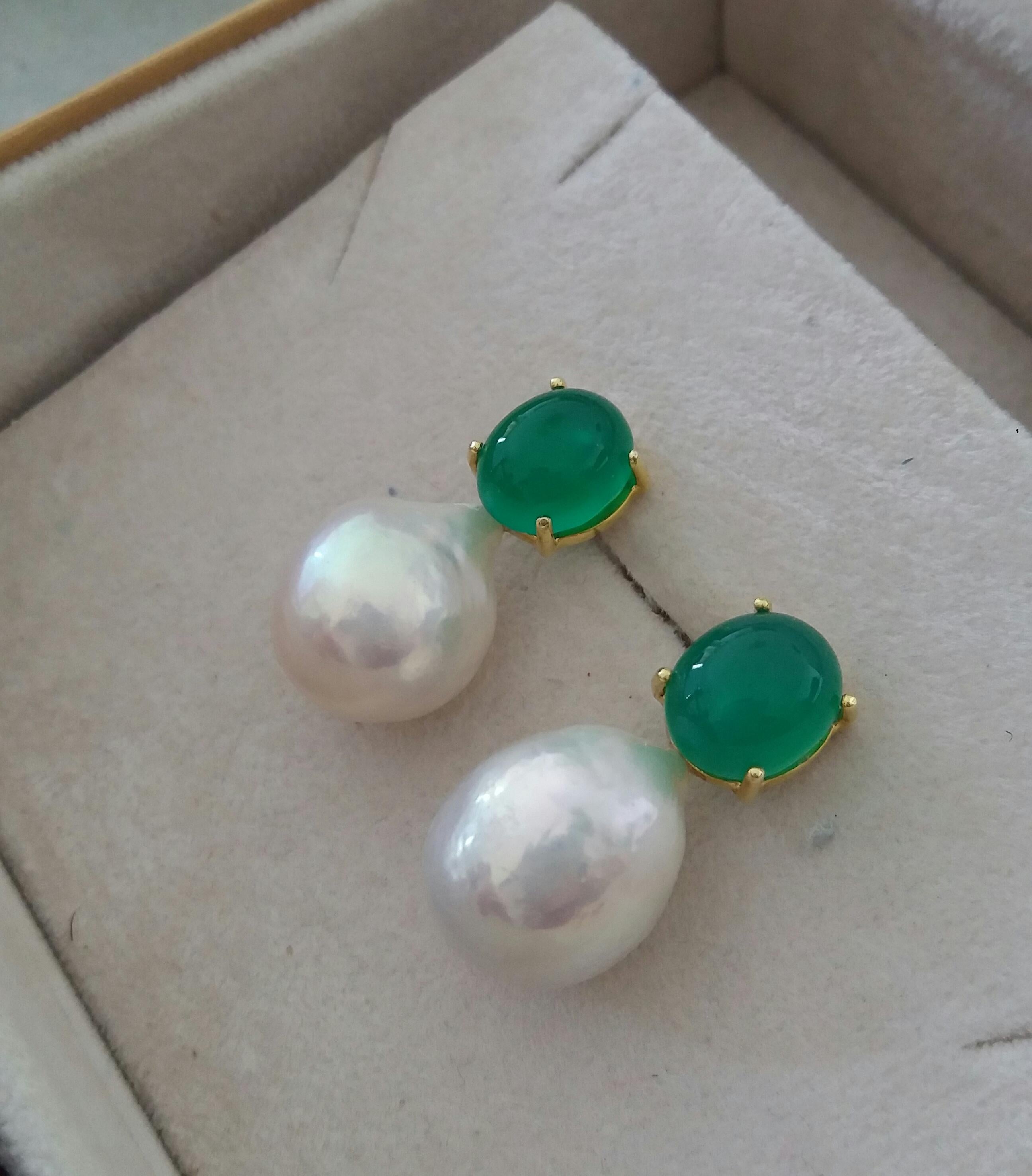 Big Size White Baroque Pearls Oval Green Onyx Cabochons Yellow Gold Earrings In Good Condition For Sale In Bangkok, TH