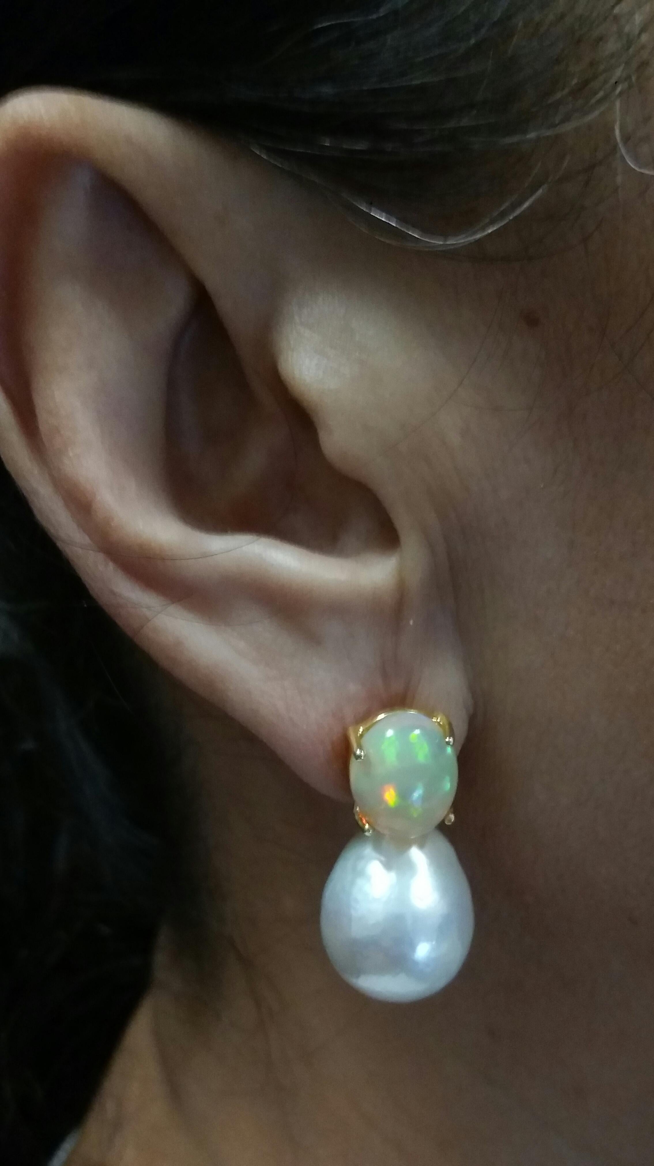 Ohrringe aus Gelbgold mit weißen Barockperlen und massivem Opal-Cabochon in Großformat im Angebot 6