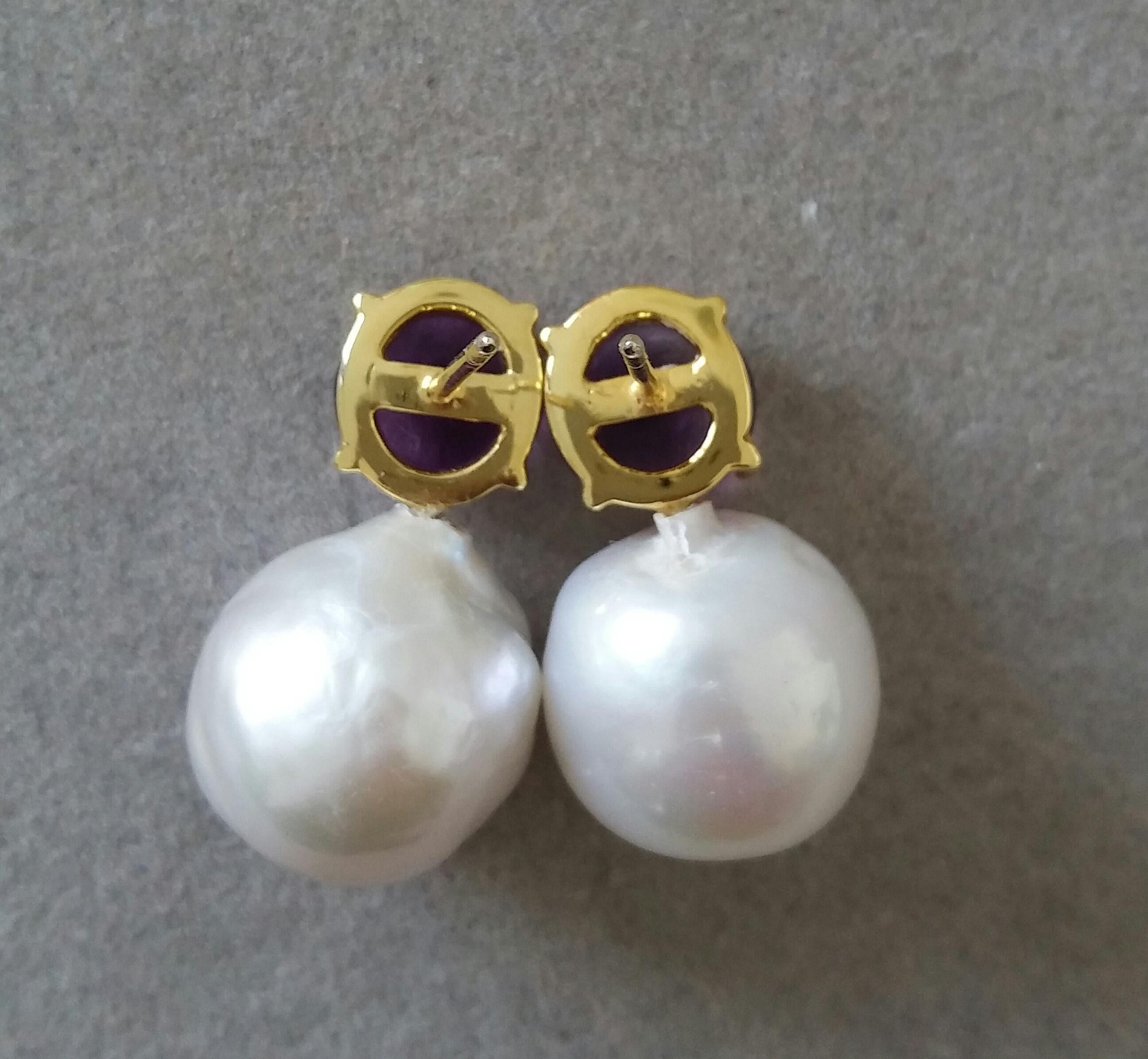 Big Size White Baroque Pearls Round Amethyst Cabochons Yellow Gold Earrings In Good Condition For Sale In Bangkok, TH