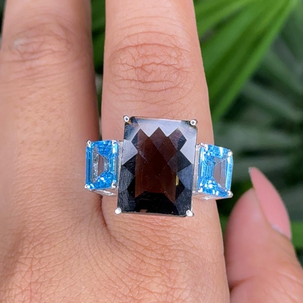 For Sale:  Big Smoky & Blue Topaz Cocktail Three Stone Ring for Unisex in 925 Solid Silver 2