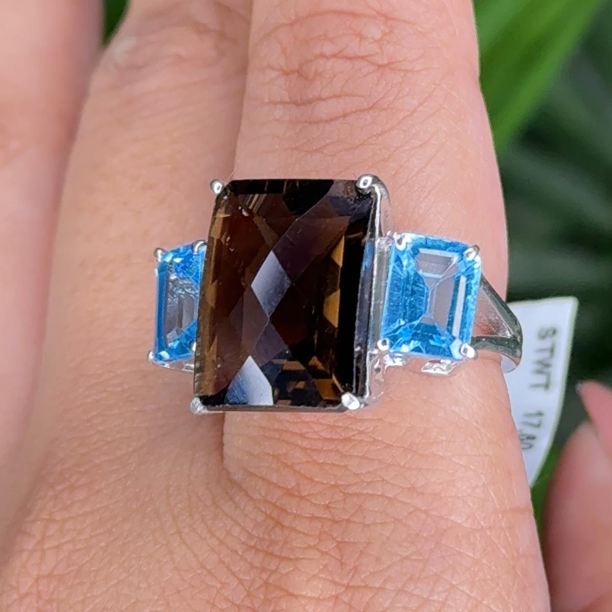 For Sale:  Big Smoky & Blue Topaz Cocktail Three Stone Ring for Unisex in 925 Solid Silver 4
