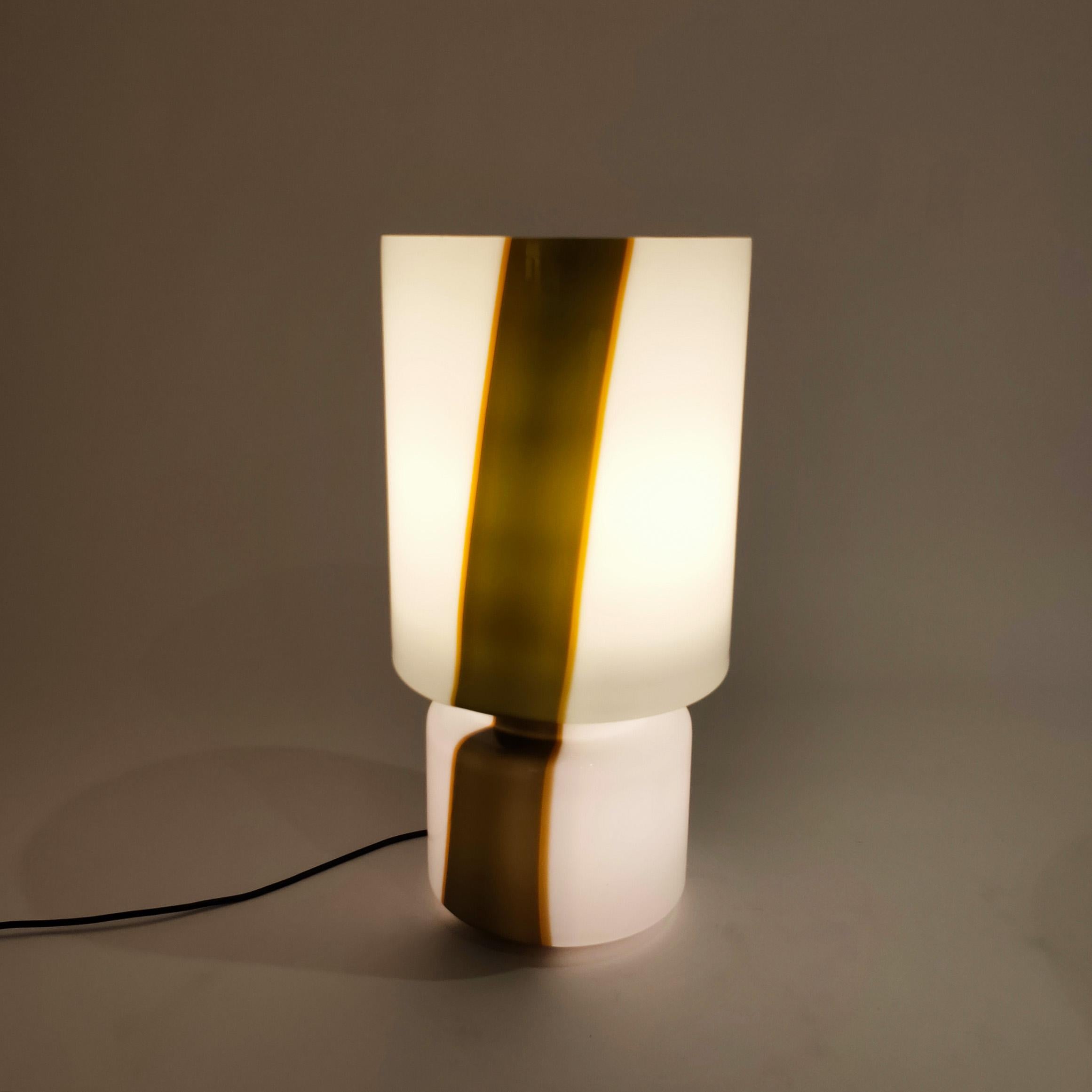 A Space Age Tischlampe aus mundgeblasenem Muranoglas aus Leucos, Italien, 1970er Jahre (Ende des 20. Jahrhunderts) im Angebot