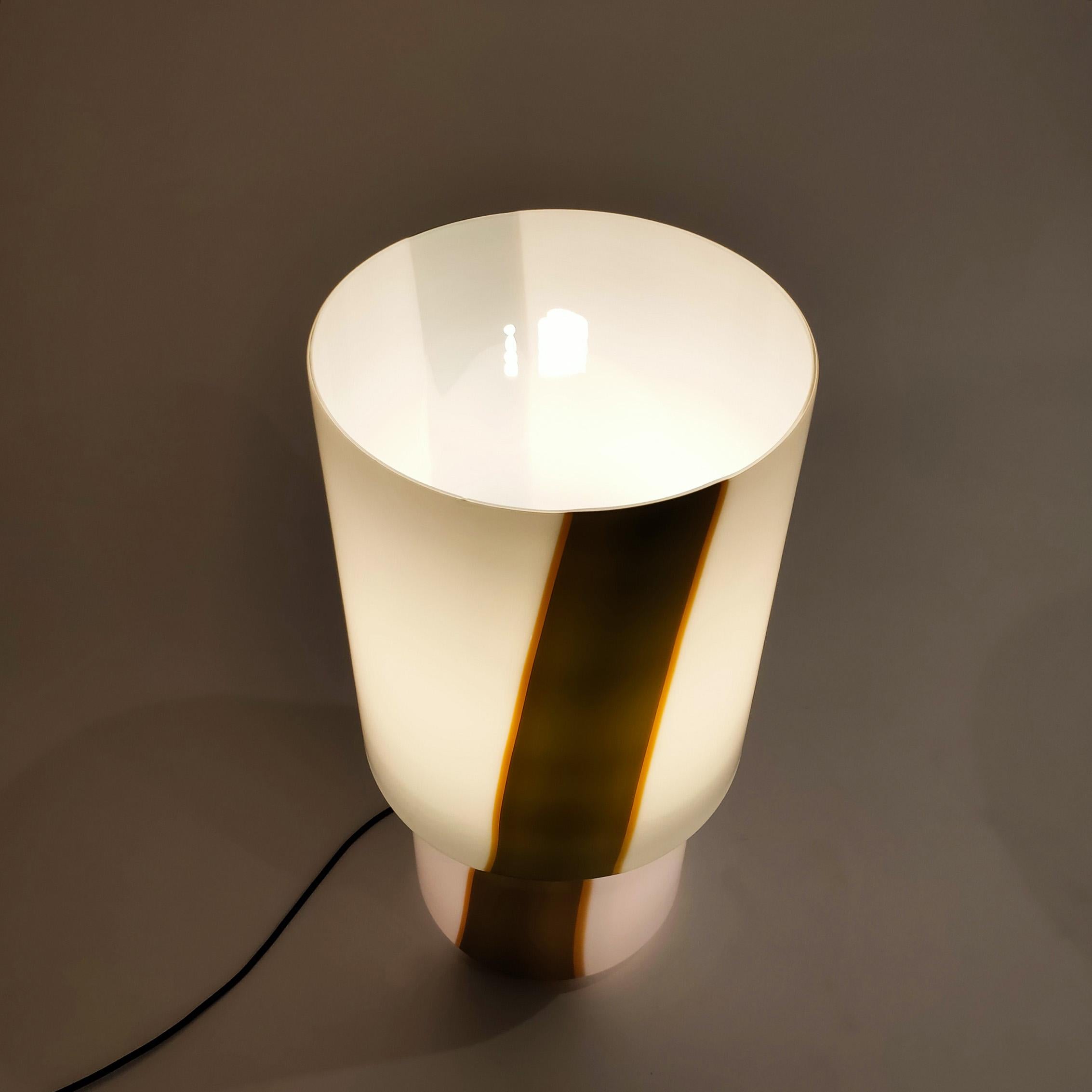 A Space Age Tischlampe aus mundgeblasenem Muranoglas aus Leucos, Italien, 1970er Jahre (Metall) im Angebot