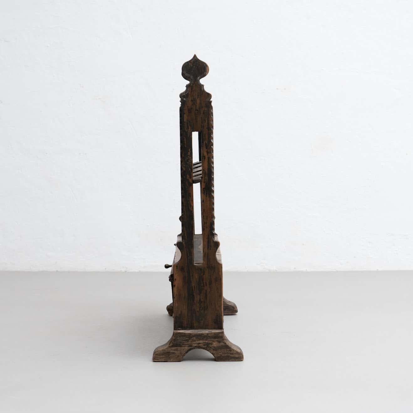 Gran Hachero Español Tradicional Candelabro de Madera Antigua Teñida, circa 1930 en venta 5