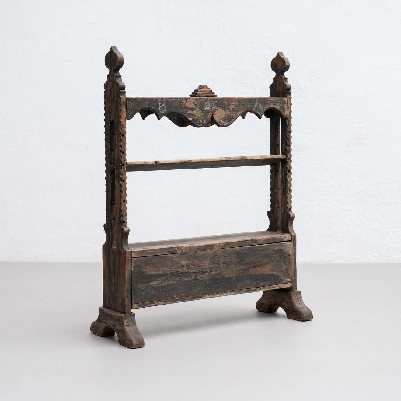 Gran Hachero Español Tradicional Candelabro de Madera Antigua Teñida, circa 1930 en venta 6