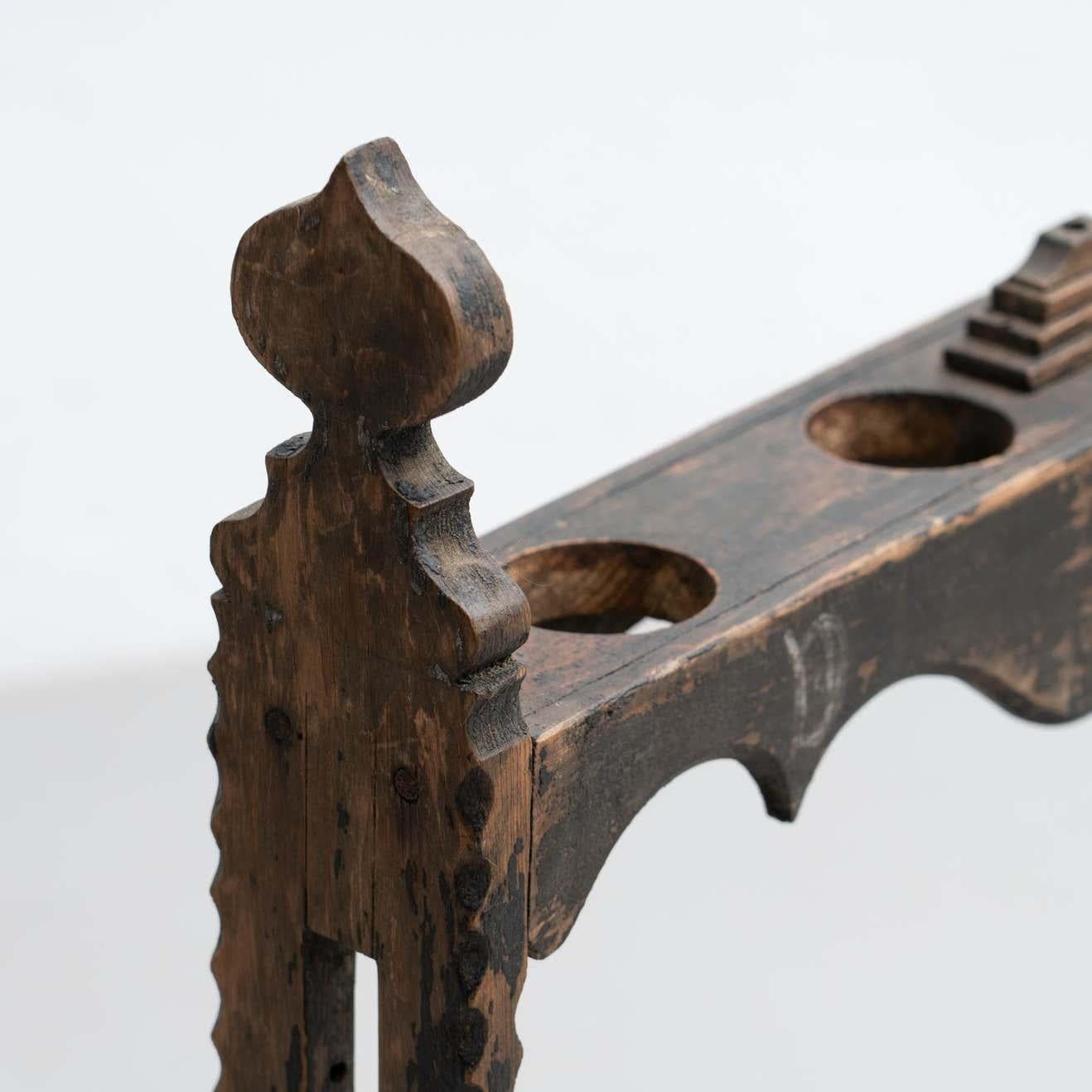 Gran Hachero Español Tradicional Candelabro de Madera Antigua Teñida, circa 1930 Moderno de mediados de siglo en venta