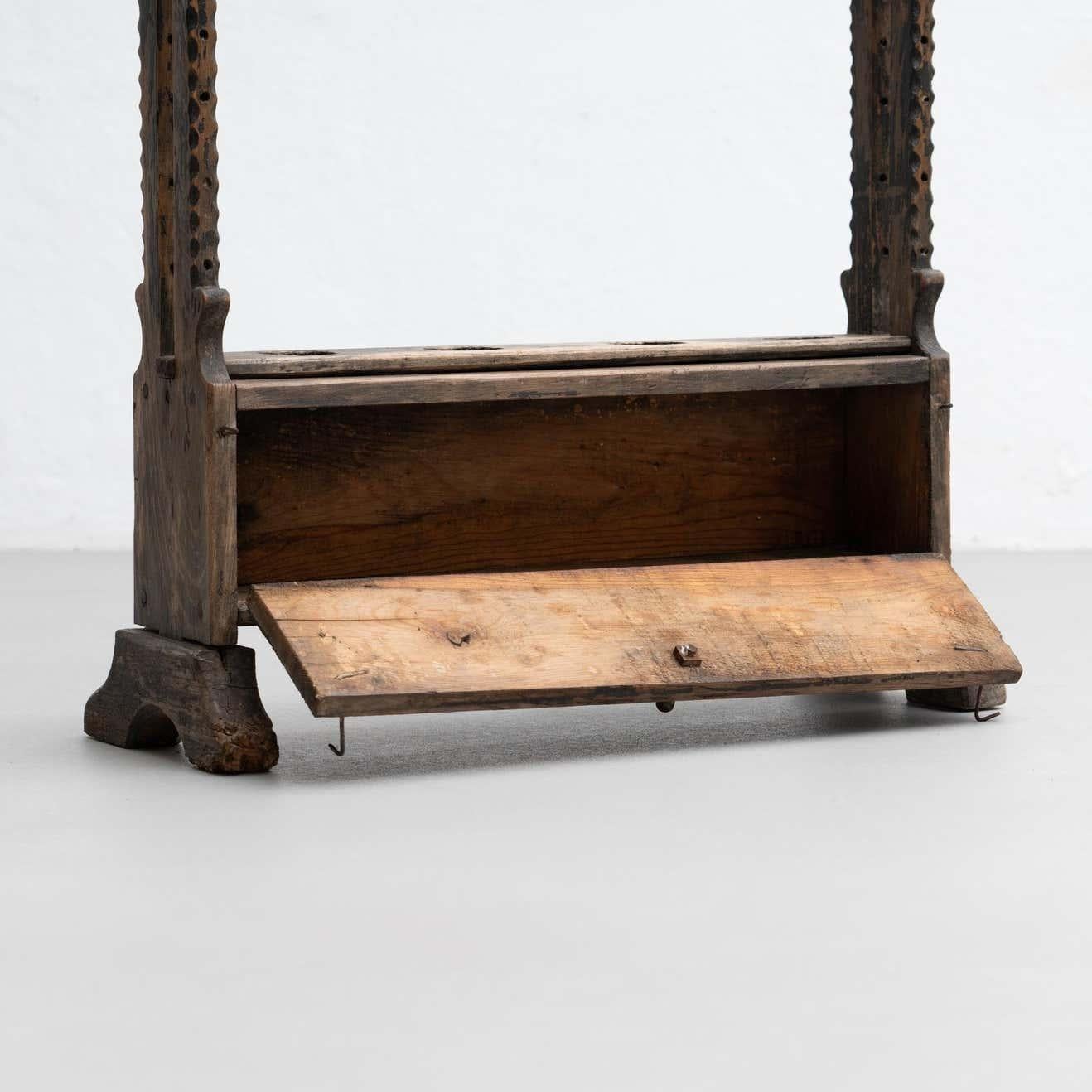 Gran Hachero Español Tradicional Candelabro de Madera Antigua Teñida, circa 1930 en venta 1