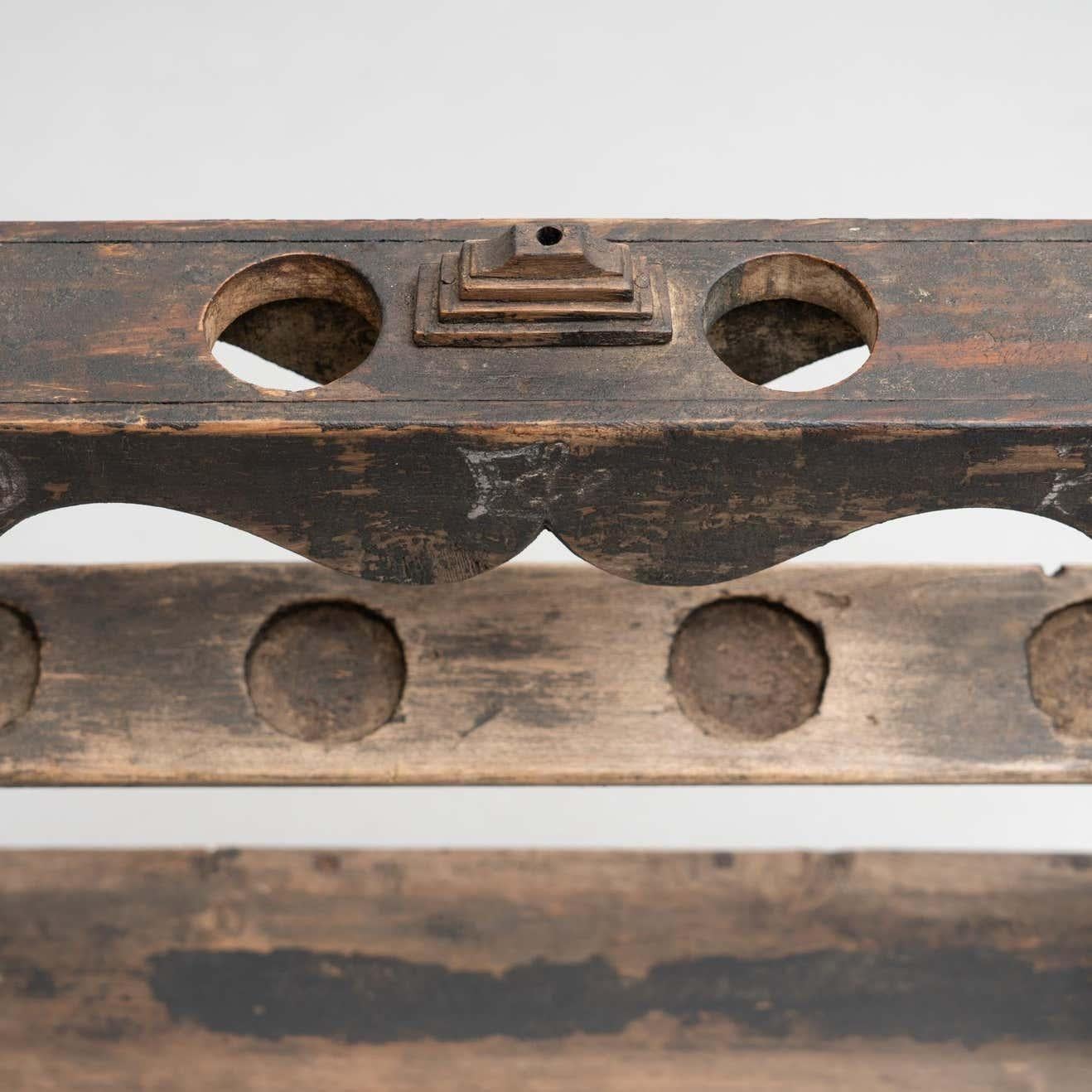 Gran Hachero Español Tradicional Candelabro de Madera Antigua Teñida, circa 1930 en venta 3