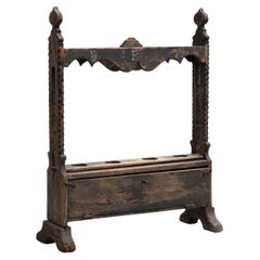 Gran Hachero Español Tradicional Candelabro de Madera Antigua Teñida, circa 1930