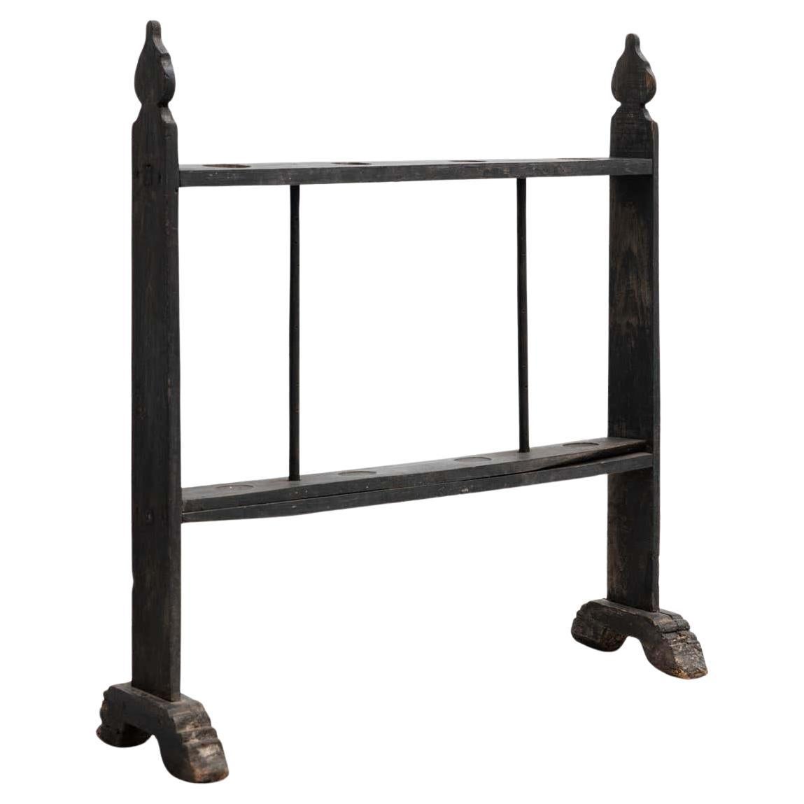 Gran Hachero Español Tradicional Candelabro de Madera Antigua Teñida, circa 1930