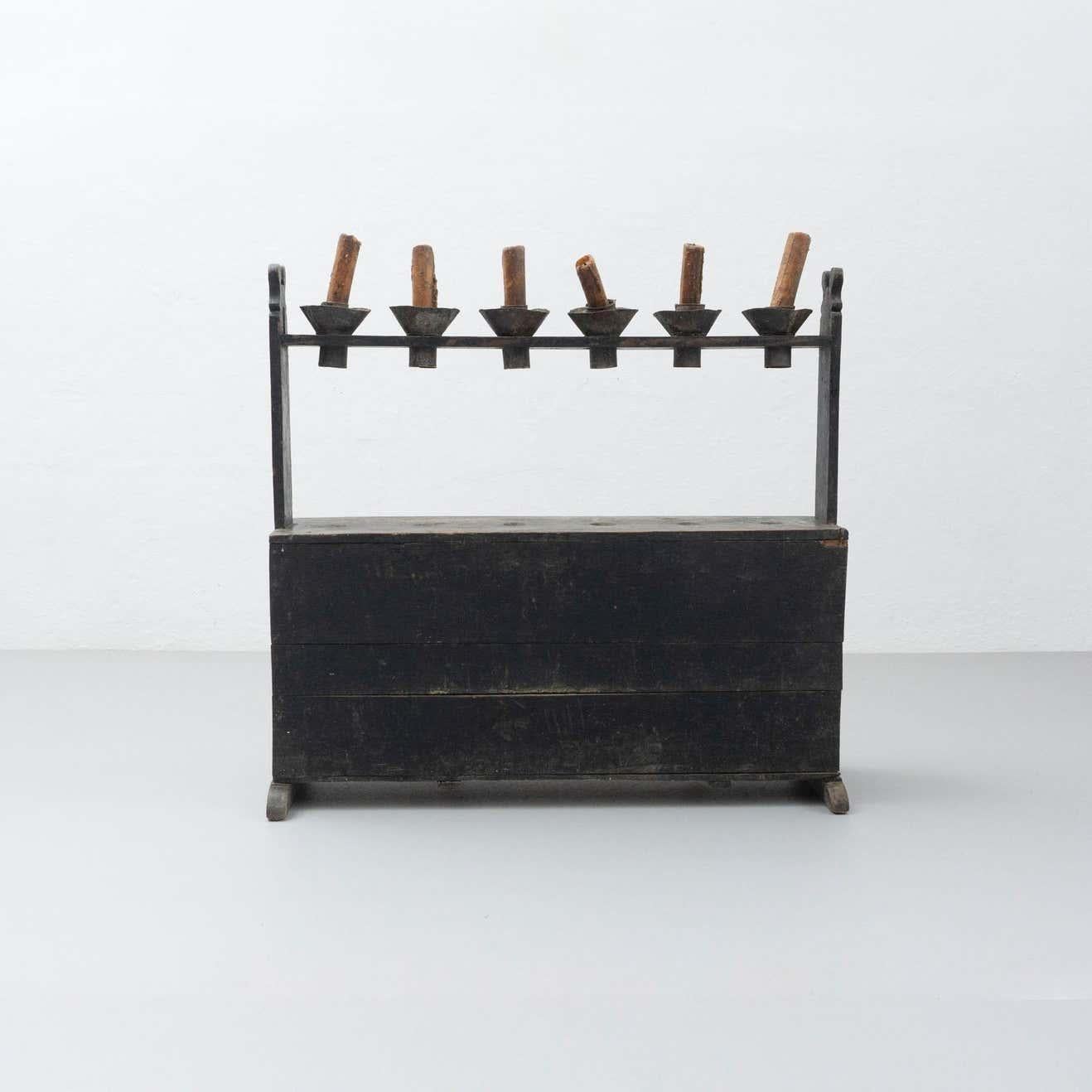 Dieser antike Hachero-Kerzenhalter ist ein traditionelles Stück aus Spanien. Er ist aus gebeiztem Holz gefertigt und stammt aus der Zeit um 1890. Trotz seines Alters befindet es sich noch im Originalzustand, mit geringen alters- und