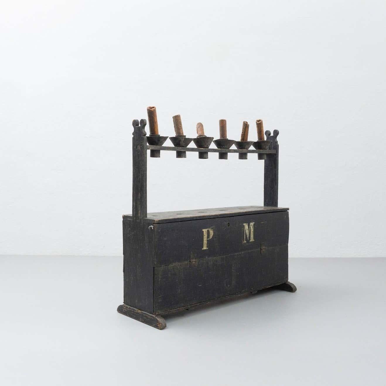 Großer spanischer „Hachero“-Kerzenhalter aus gebeiztem Holz, um 1940 (Spanisch) im Angebot