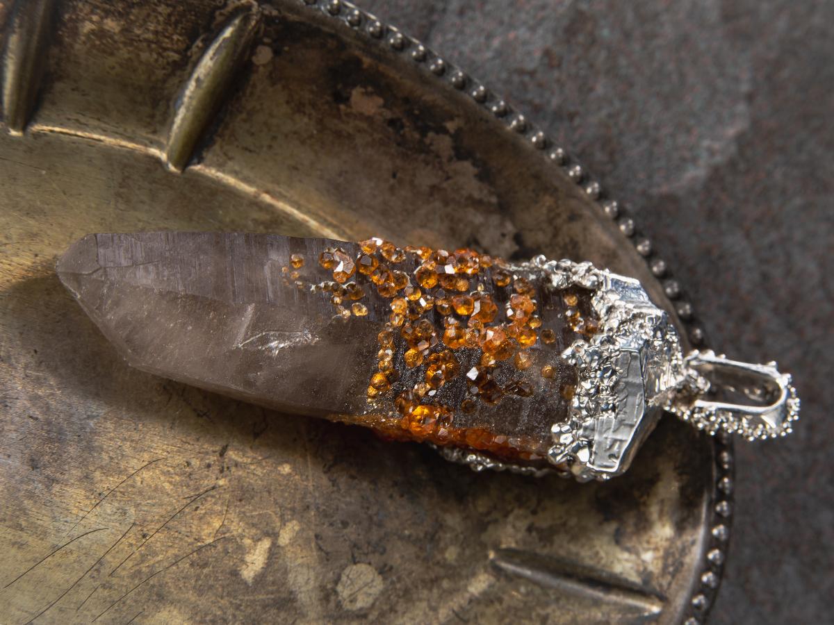 Ciondolo d'argento con quarzo spessartino grande, cristallo arancione e miele in vendita 6