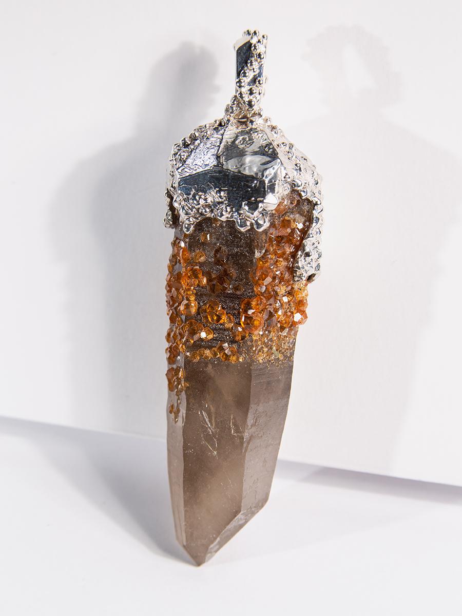 Grande ciondolo in argento con cristalli naturali di granato spessartino su quarzo
origine della gemma - Cina
Misure del cristallo - 1,14 x 3,15 in / 29 х 80 mm
peso della pietra - 225.00 carati
Peso del ciondolo - 65 grammi
altezza del pendente -