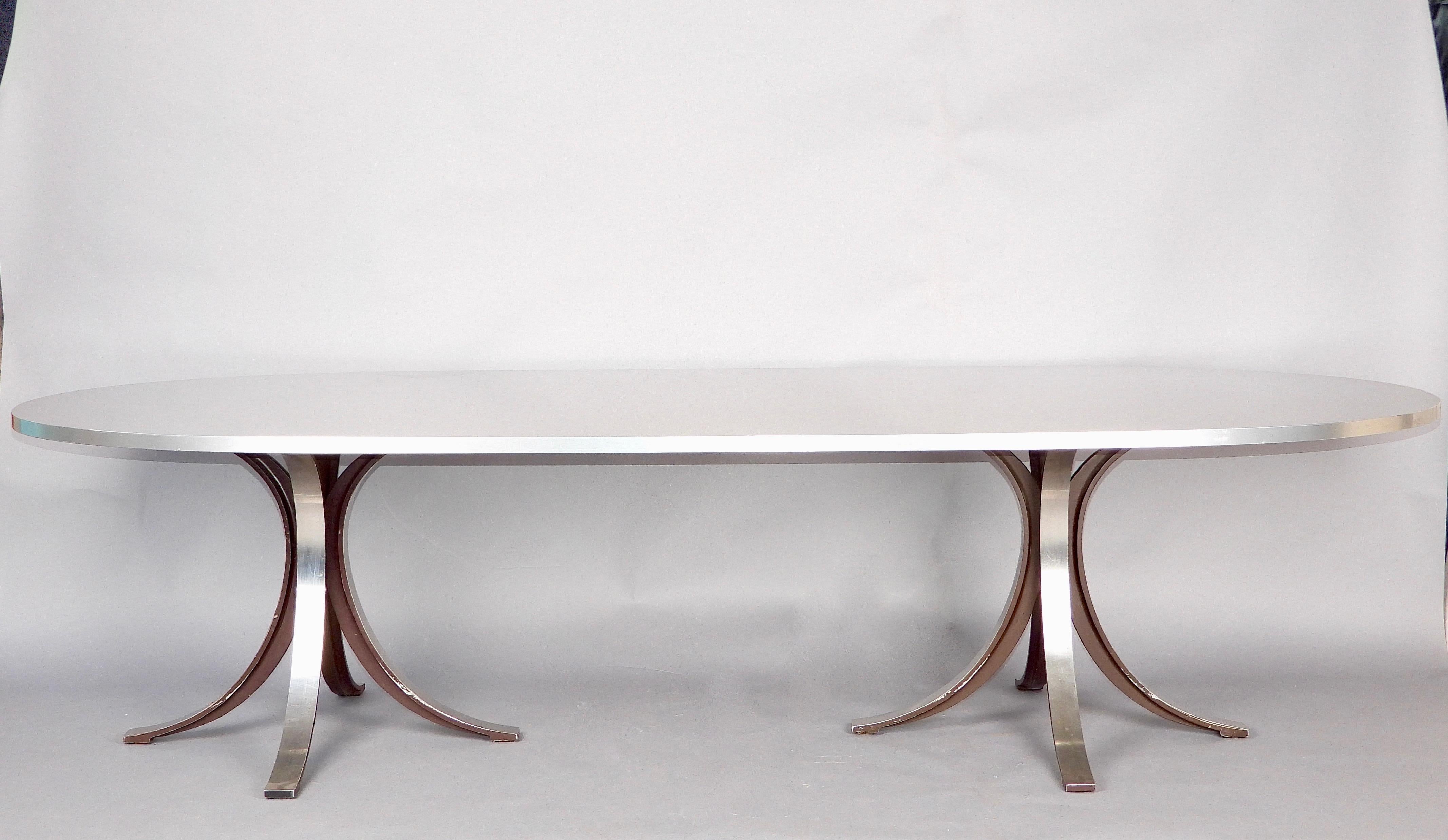 Grande table de salle à manger en acier inoxydable avec base en métal signée Tecno , petites rayures sur le dessus voir photo