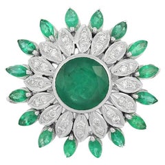 Grande bague cocktail fleur pour mère en or blanc 18 carats avec diamants et émeraudes