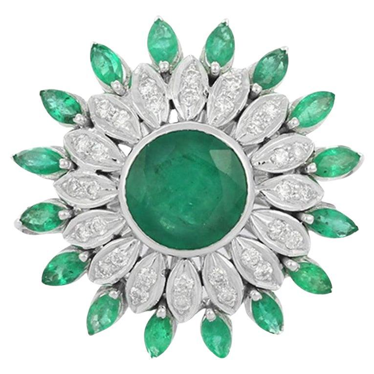 En venta: Gran Anillo de Cóctel Flor de Esmeralda de Zambia y Diamantes en Oro Blanco de 18k