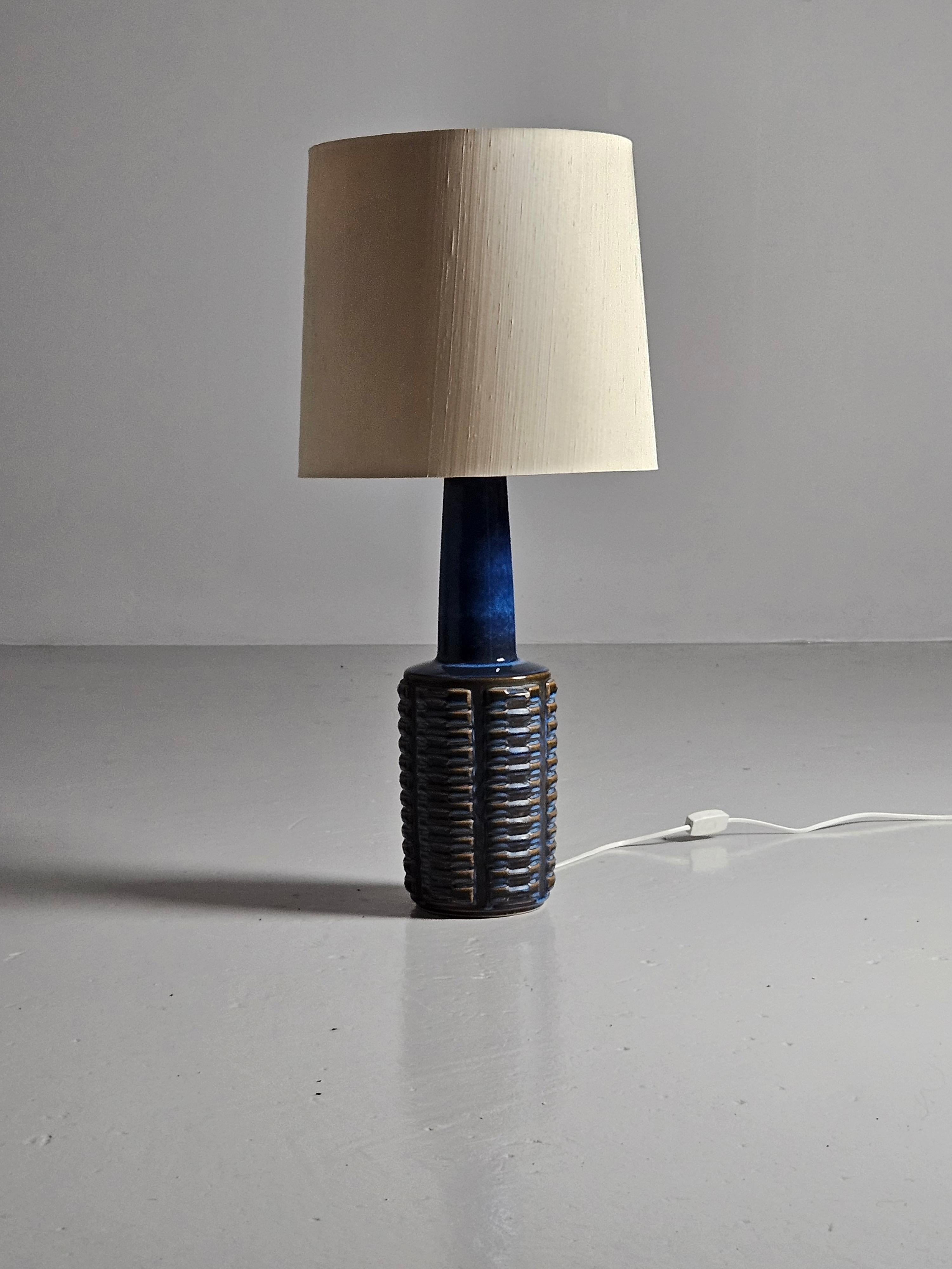 Great table lamp designed by Einar Johansen and produced by Søholm Stentøj, Denmark, during the 1960s. 

Impressive size with a beautiful blue glaze. 