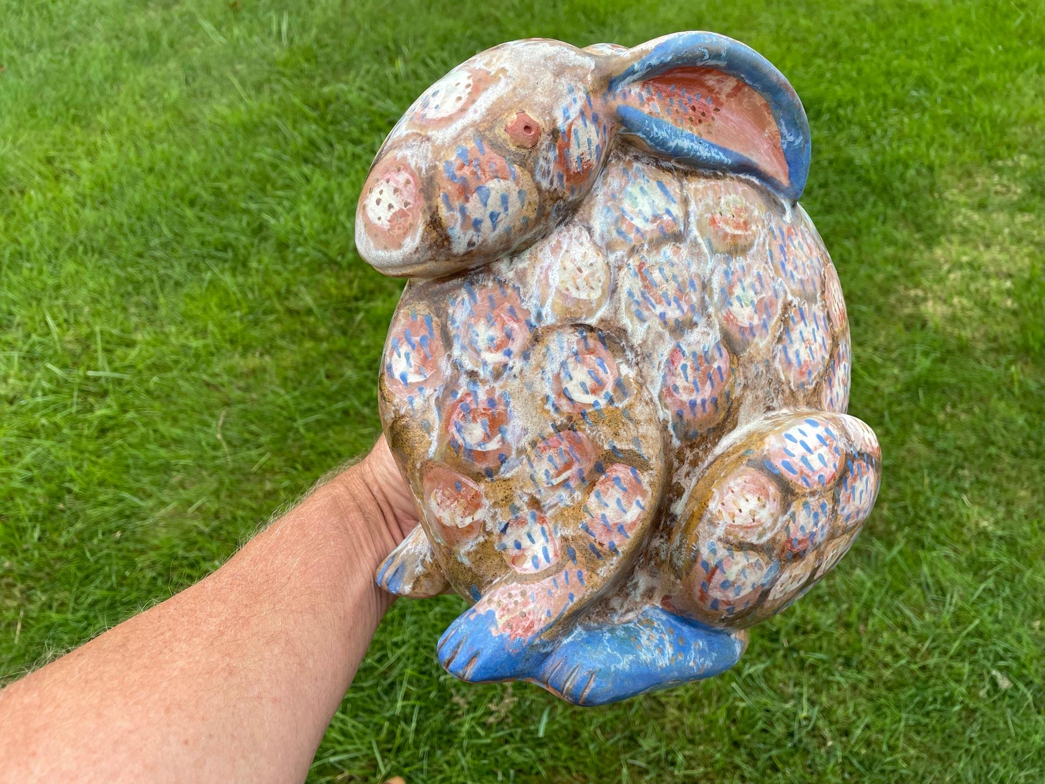Grande sculpture de lapin tachetée - Chef-d'œuvre peinte à la main d'Eva Fritz-Lindner en vente 9