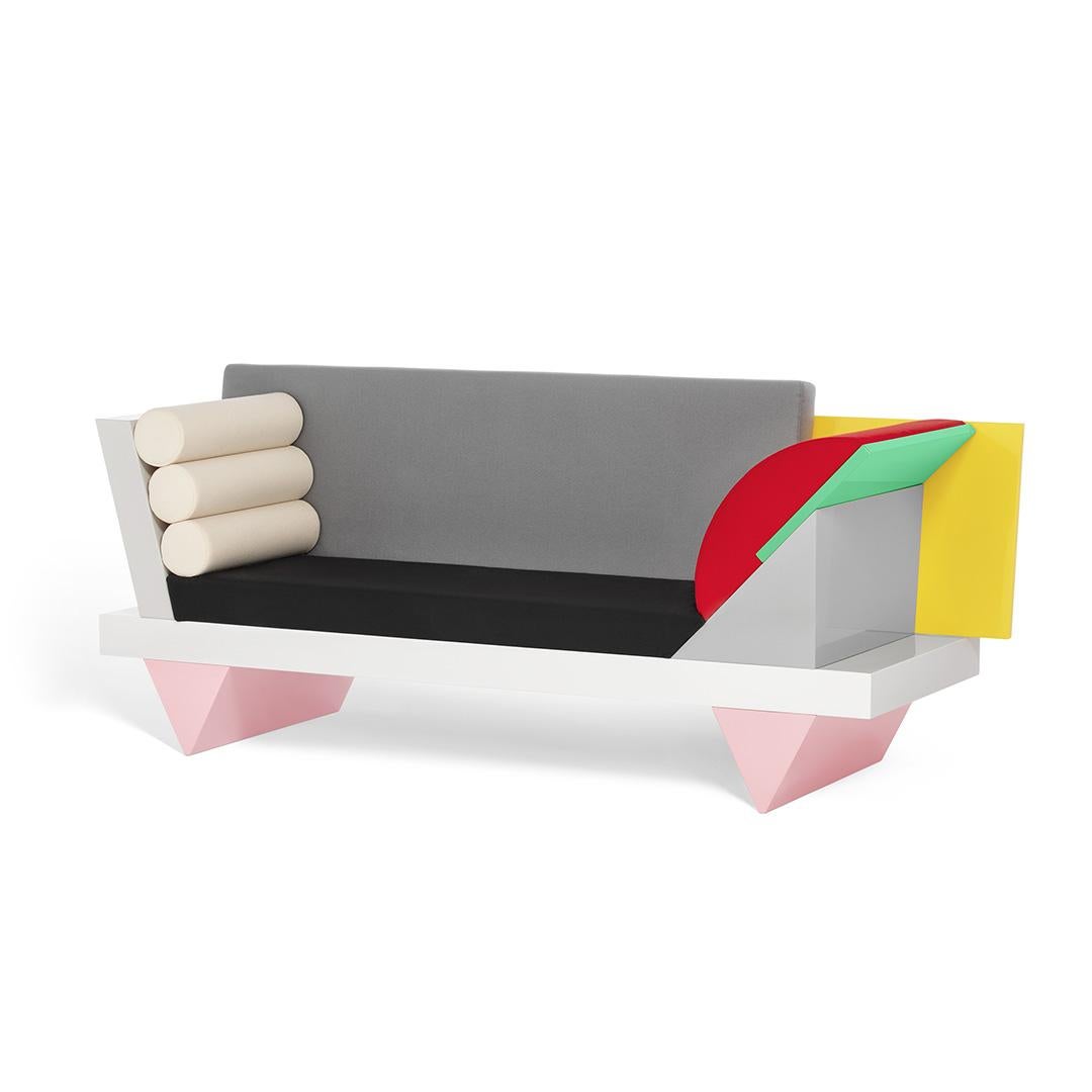 Die Big Sur Couch ist aus 100% Wolle und die Struktur ist aus lackiertem Holz. Die Couch wurde ursprünglich 1986 von Peter Shire für Memphis Milano entworfen.

Peter Shire ist ein Künstler aus Los Angeles. Shire wurde im Stadtteil Echo Park in Los