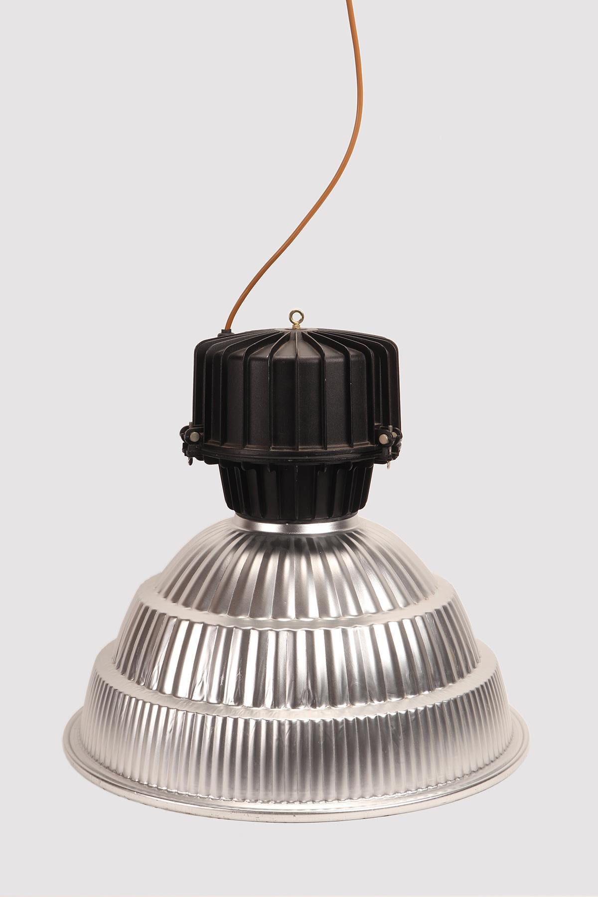 Bigli ist eine schwenkbare Industrieleuchte aus schwarz emailliertem Metall mit einem Aluminiumparaboloid und einer Glasscheibe. Die Lampe ist revidiert und einsatzbereit. Disano Illuminazione. Italien um 1950.                                       