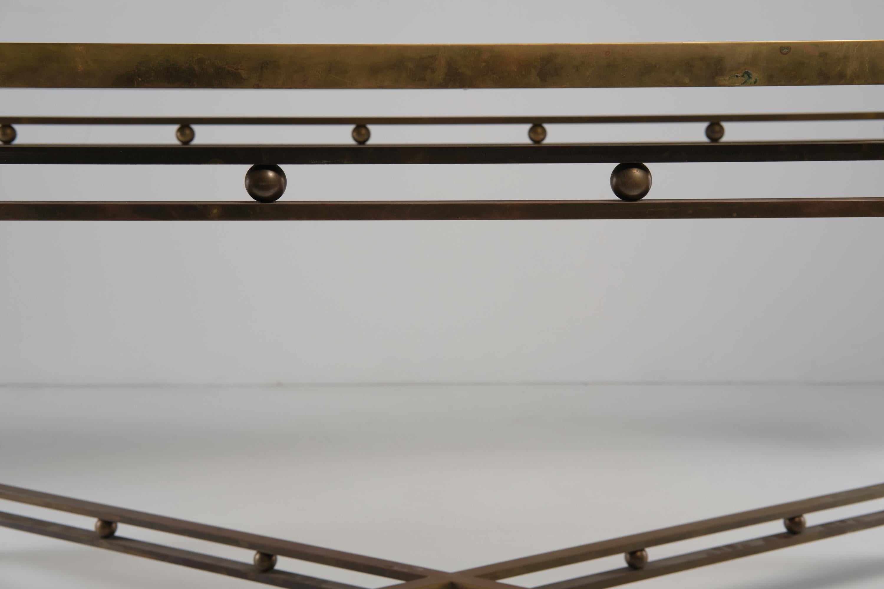 Großer Tisch aus lackiertem Holz, Messing und Glasplatte, Romeo Rega zugeschrieben, 1970er Jahre im Angebot 1