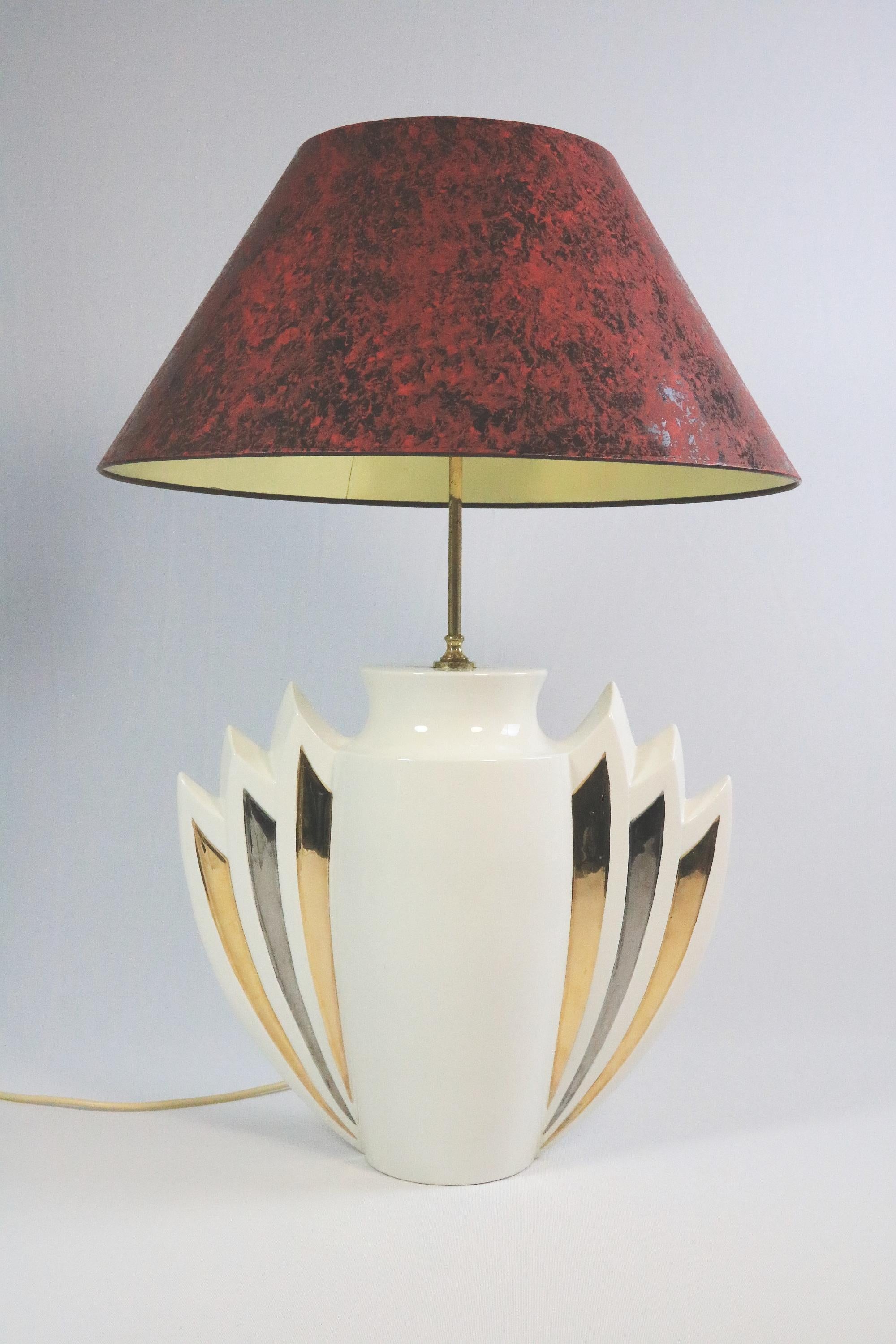 Extraordinaria lámpara de mesa grande de los años 70 de estilo Art Déco.
Empresa: FEESE
 
Su aspecto imponente la hace ideal para una gran sala o un restaurante.
 
Sombra nueva, de alta calidad, hecha a mano, con aspecto de cuero e interior dorado.
