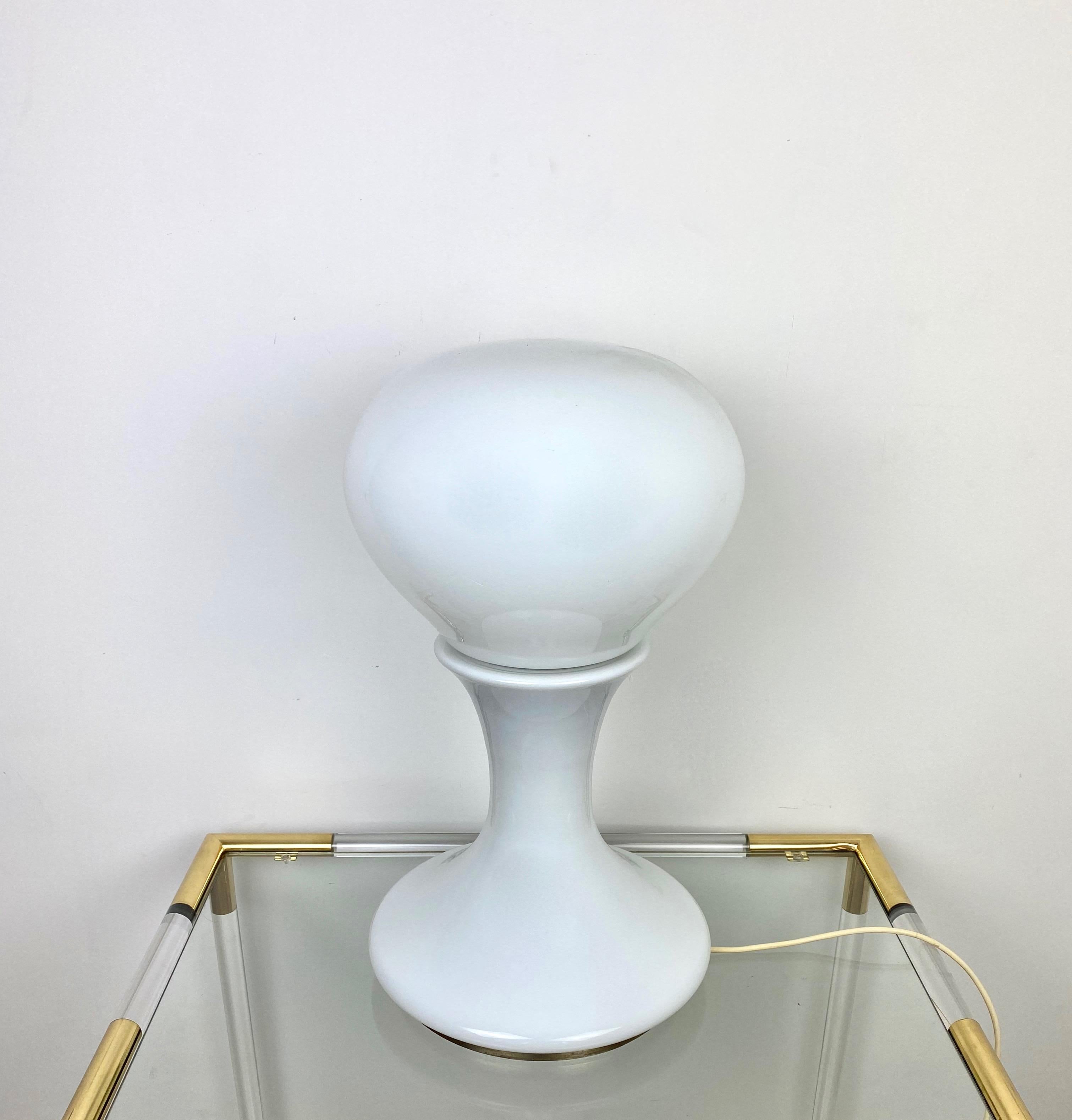 Big table lamp in Murano glass featuring two simultaneous lights. Made in Italy by the Italian designer Mazzega, design by Carlo Nason, circa 1970.