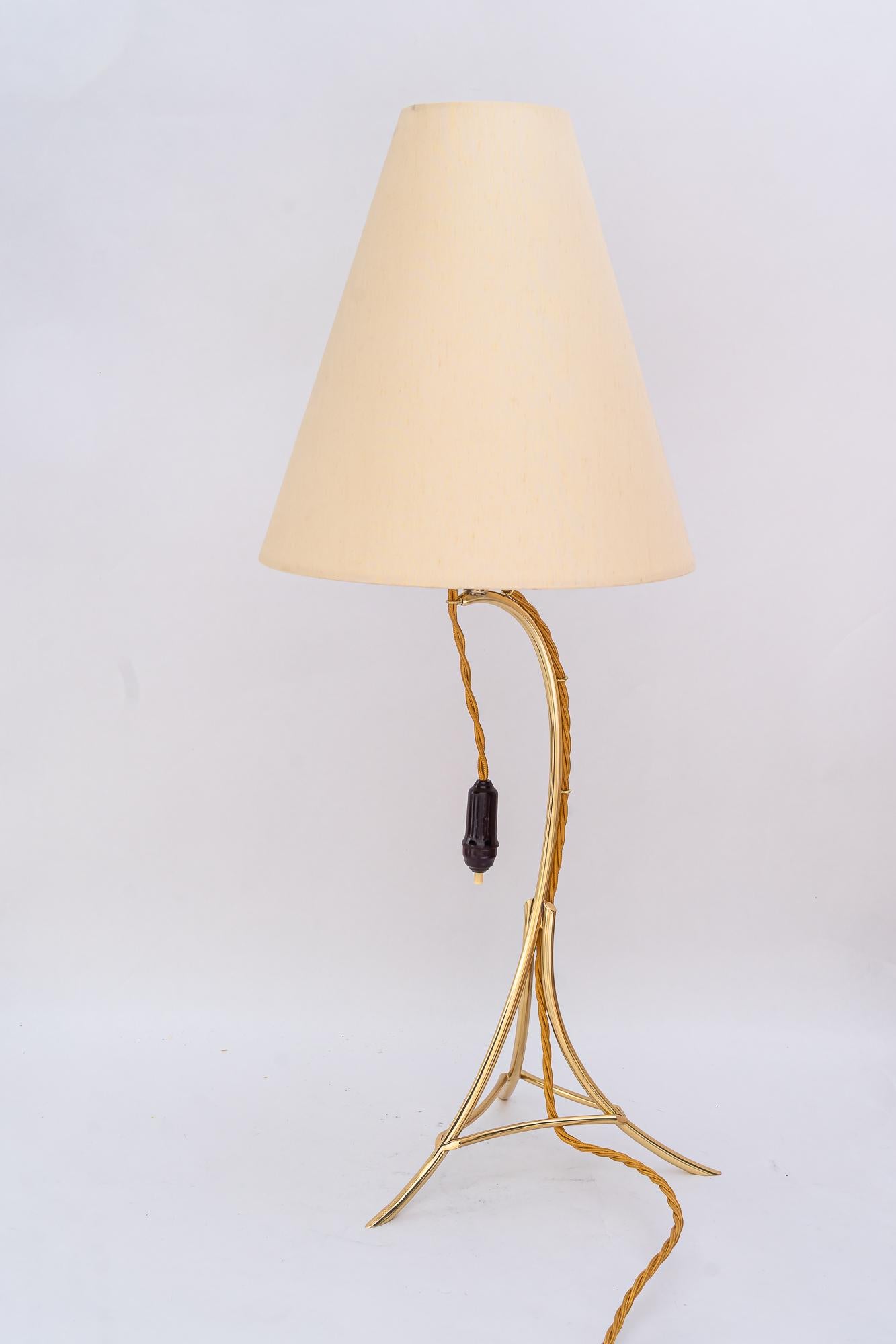 Lampada da tavolo grande con paralume in tessuto di Rupert Nikoll vienna, anni '50 circa
Ottone lucidato e smaltato a fuoco
Il paralume in tessuto è stato sostituito (New).