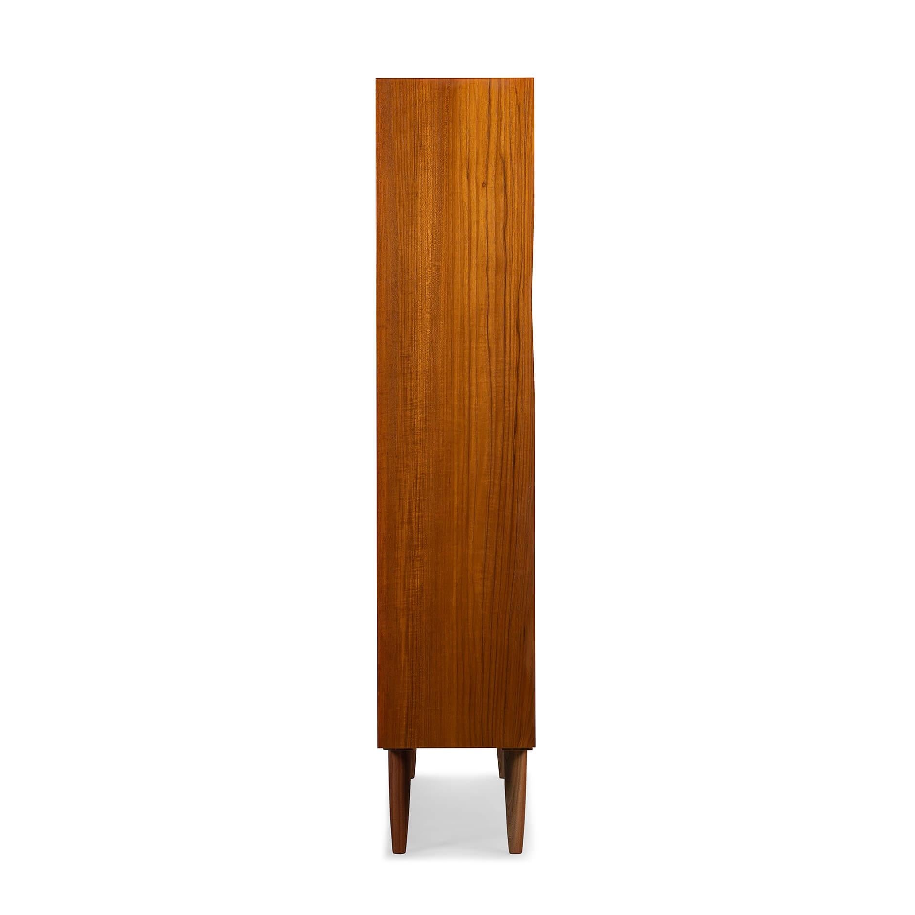 Danish big bookcase in beautiful teak veneer. Design by Carlo Jensen and made by Hundevad & Co. 

This bookcase is in very good vintage condition and has a total of 8 height-adjustable shelves.