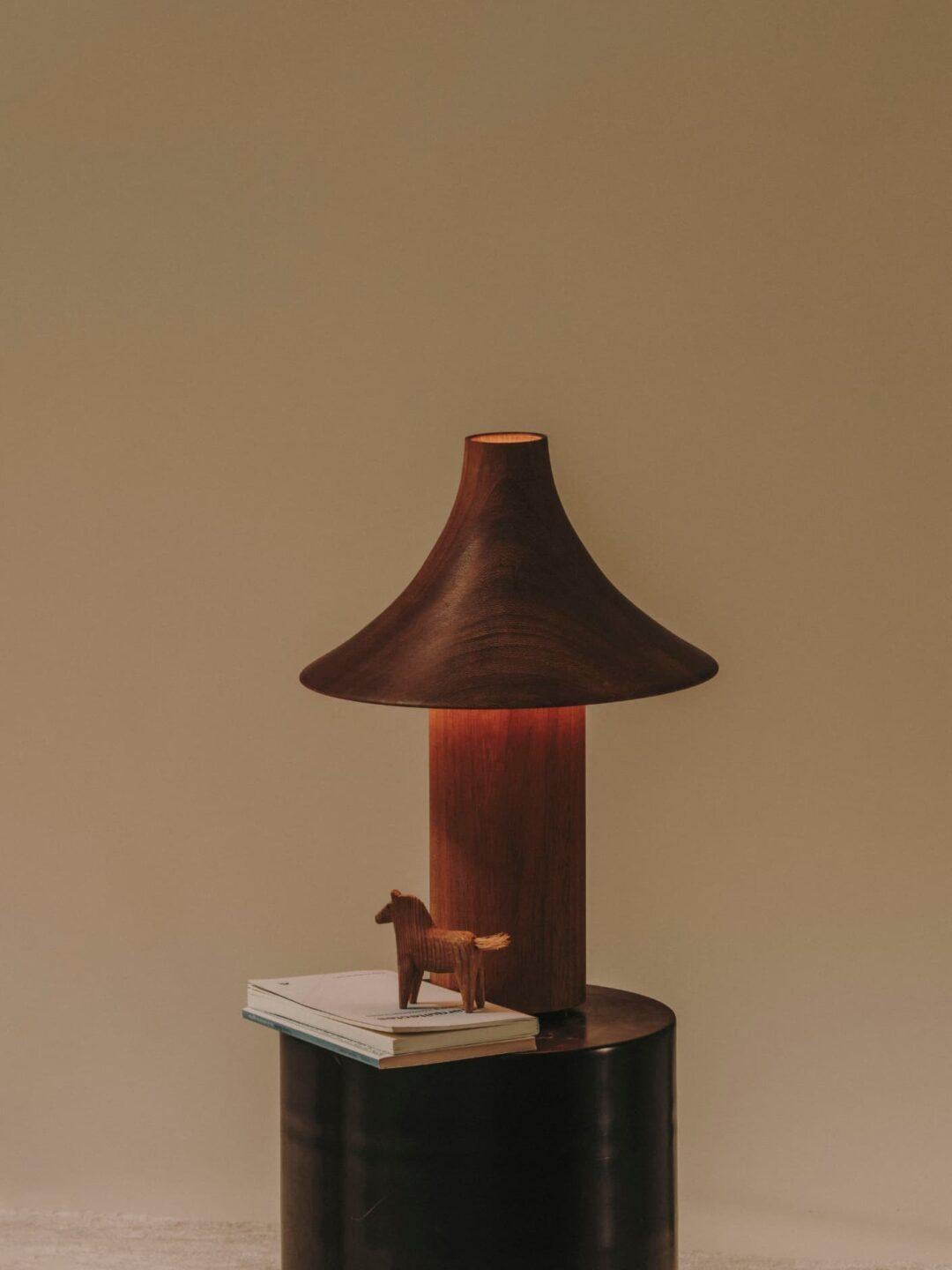 Lámpara Big the hat de Kilzi
Dimensiones: P 20 x An 21 x Al 32 cm. 
Materiales: madera de roble, cerezo y meranti.
Los materiales pueden variar.

Todas nuestras lámparas pueden cablearse según cada país. Si se vende a EE.UU., se cableará para