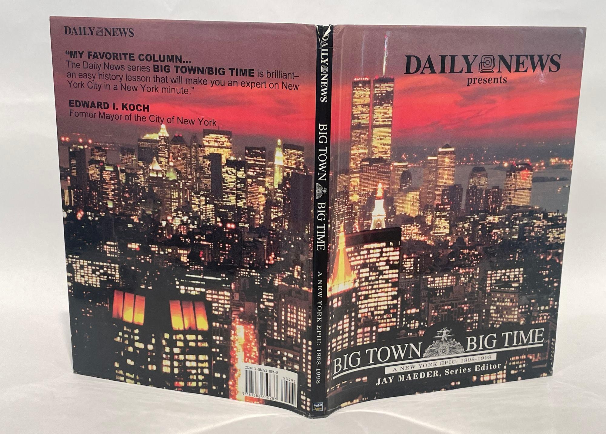 Big Town Big Time Hardcover von Daily News Books The New York Daily News 1999.
Der 100. Jahrestag der Gründung des Großraums New York durch die Zusammenlegung von Dutzenden separater Gemeinden, die zuvor existierten. Dies sind die größten Momente in