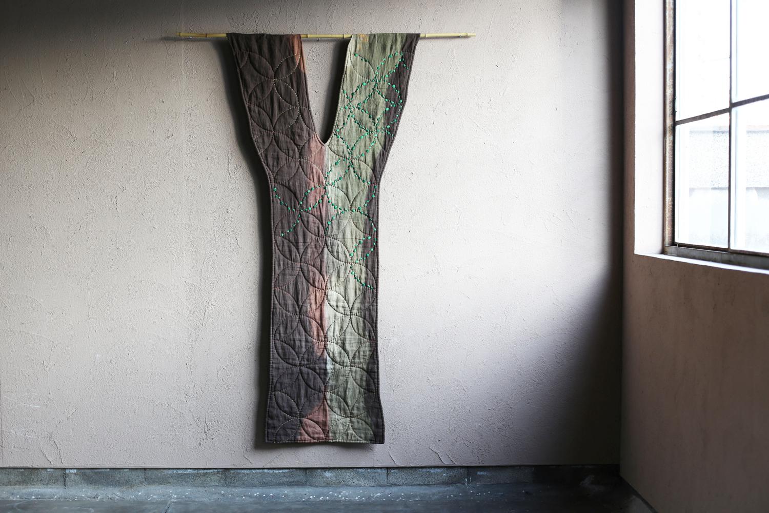 Title : Big Tree
Japan / 2024s
Size : w 820 × h 1950 mm

The large tree is expressed through dyeing, quilting and embroidery.
The material is fine Croatian Linen.
Hand quilted with cotton thread.
Natural dyes are green leaf powder , Japanese Pagoda