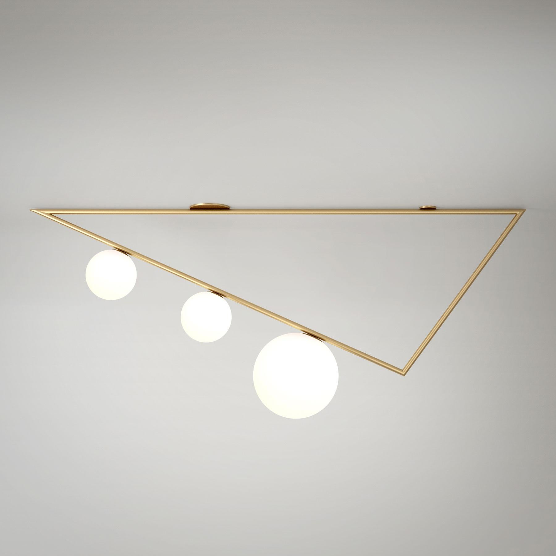 Plafoniera Big Triangle di Atelier A Light
Dimensioni: D 20 x L 150 x H 50,5 cm.
Materiali: Ottone spazzolato, vetro bianco.

Disponibile nelle versioni nera, bianca o in ottone.

Tutte le nostre lampade possono essere cablate a seconda del Paese.