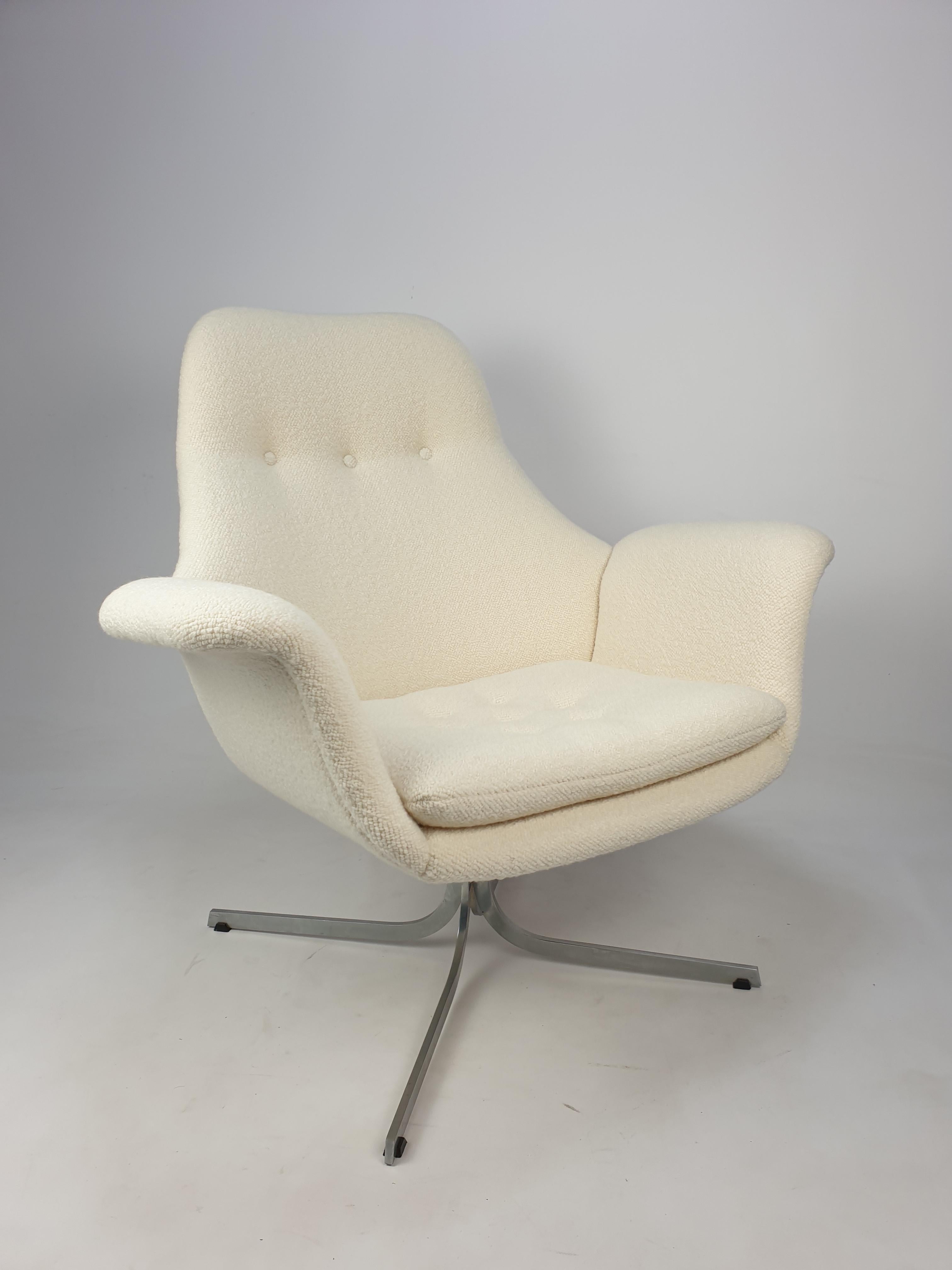 Extremely rare big tulip lounge chair, designed by Pierre Paulin for Artifort in 1960's. This comfortable chair is a not common but original Pierre Paulin model. It is completely restored by a Pierre Paulin specialist, he studied the original