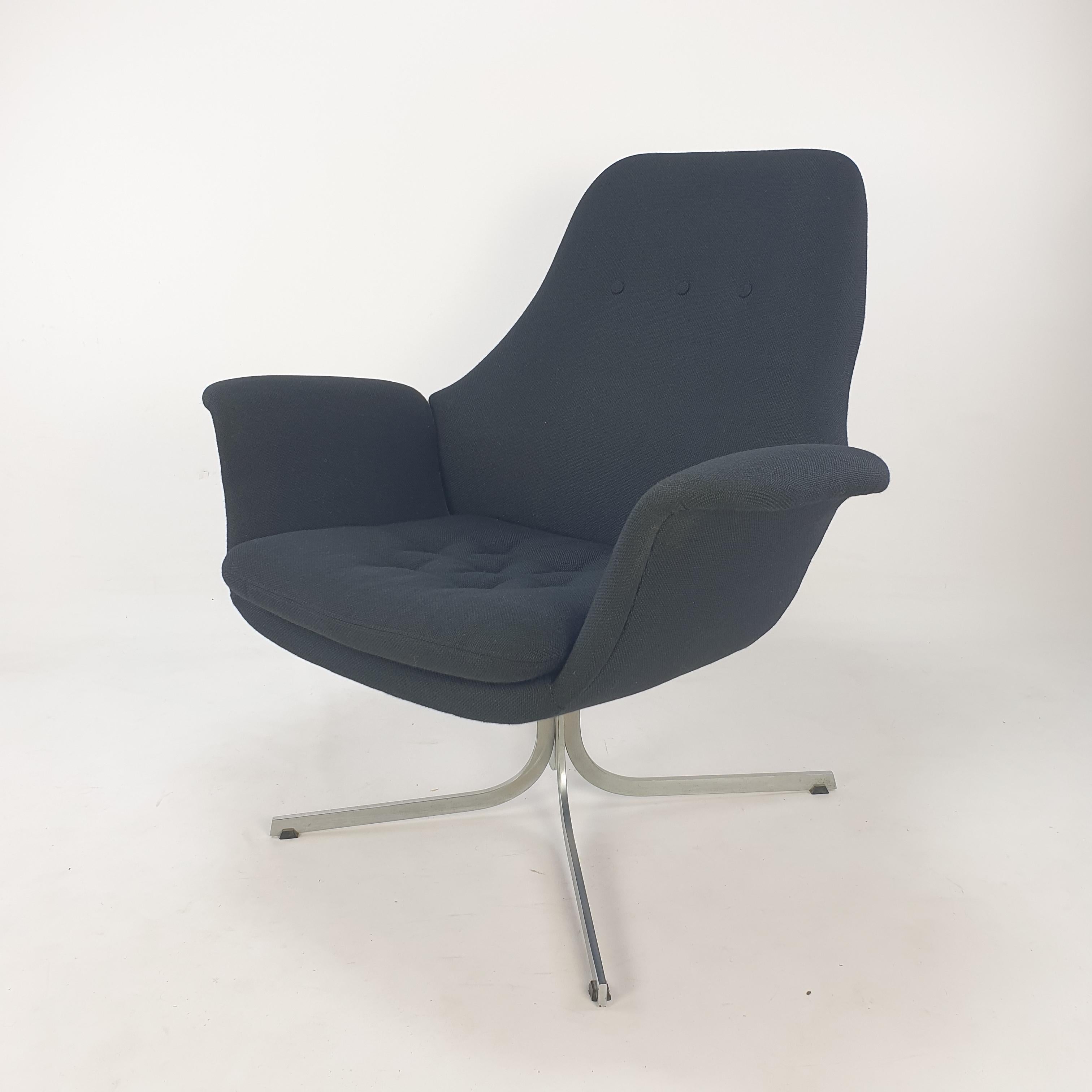 Extremely rare Big Tulip lounge chair, designed by Pierre Paulin for Artifort in 1960's. 
This comfortable chair is a not common but original Pierre Paulin model. 

It is upholstered some years ago with high quality wool fabric. 
The black fabric is