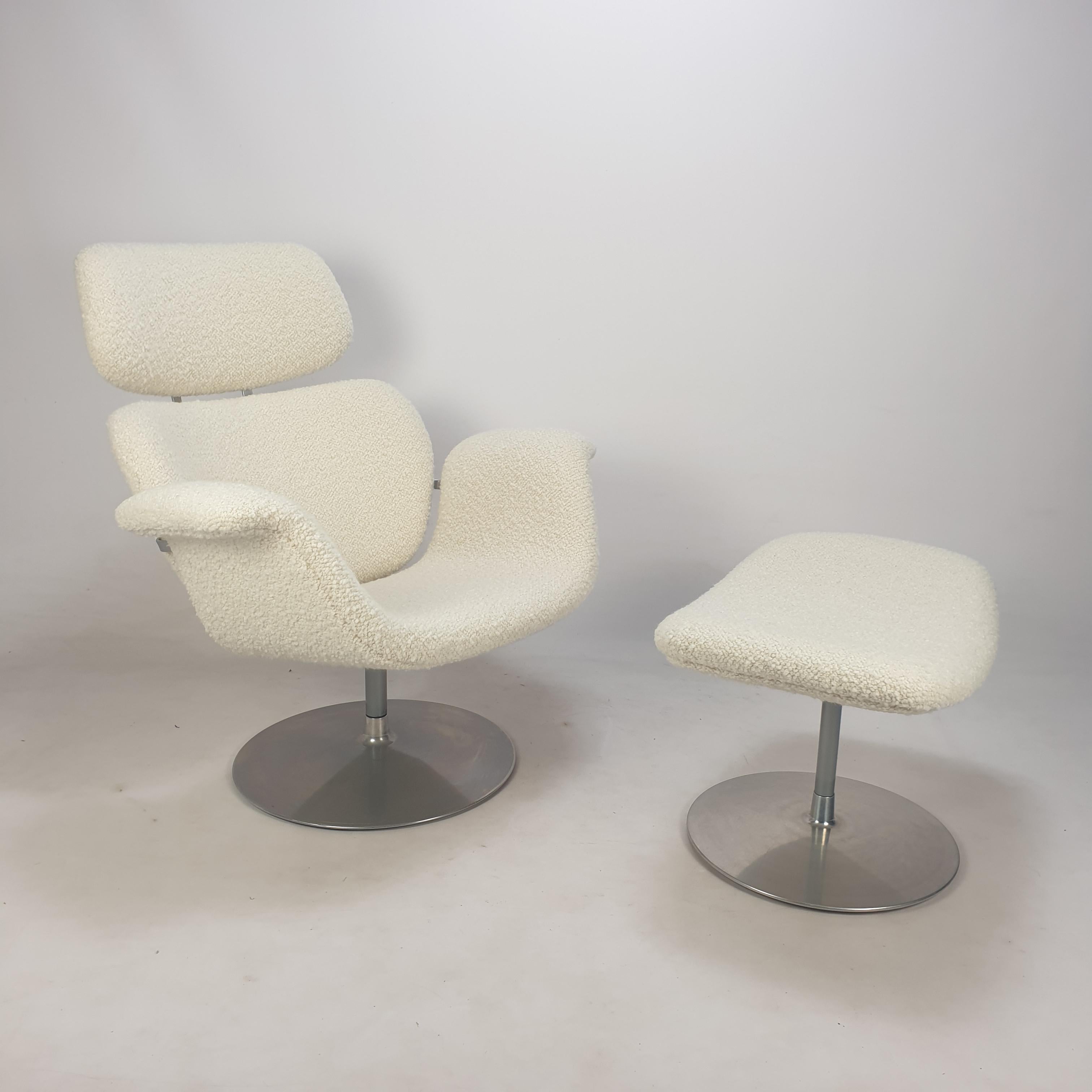 Very comfortable and original big tulip lounge chair with ottoman, designed by Pierre Paulin for Artifort in 1965. 

This 80's pivoting edition has a round metal foot. 

The set is reupholstered with new lovely Italian (wool) bouclé fabric and