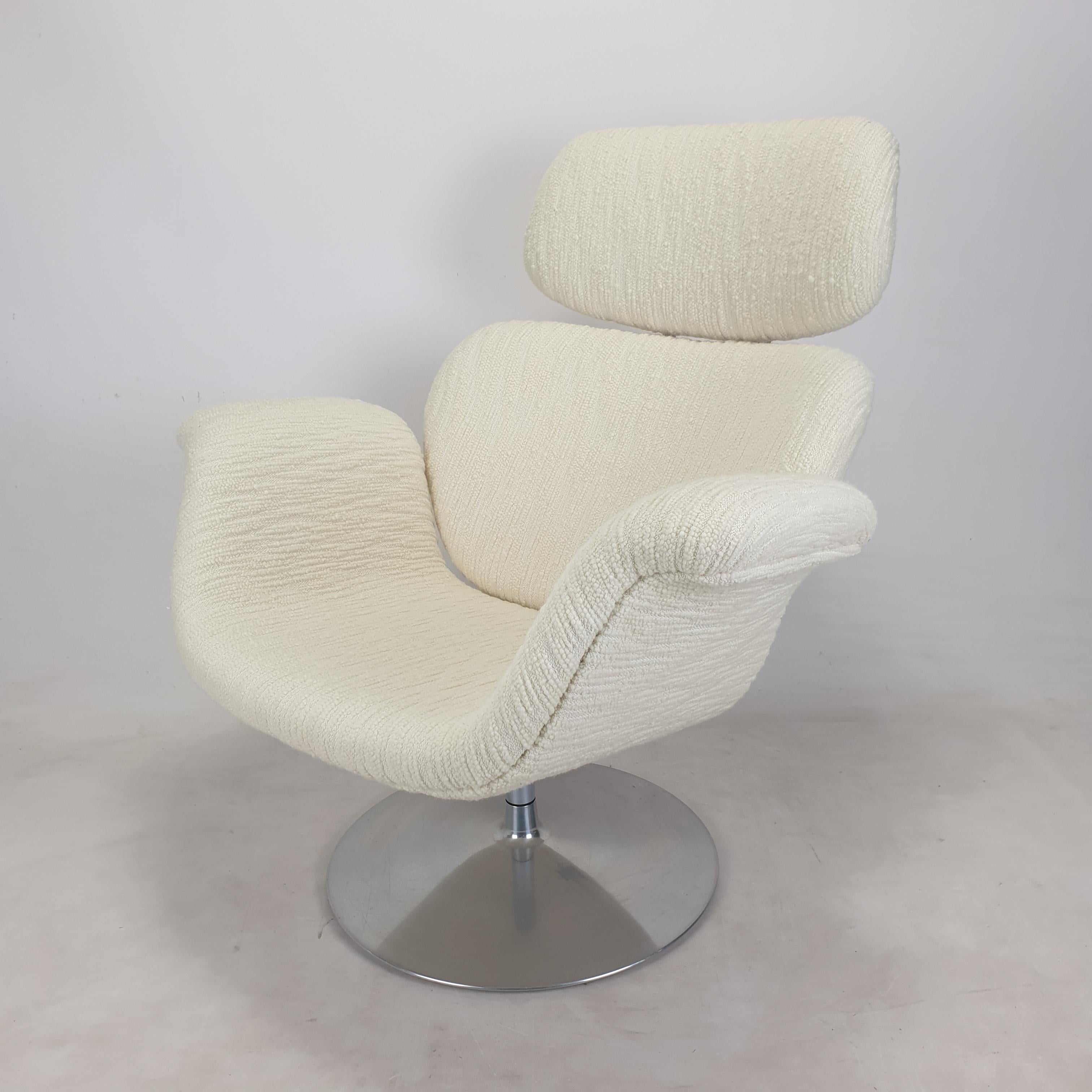 Very comfortable and original big tulip lounge chair with Ottoman, designed by Pierre Paulin for Artifort in 1965. 

This 80's pivoting edition has a round metal foot. 

The set is just reupholstered with stunning bouclé fabric and new foam.