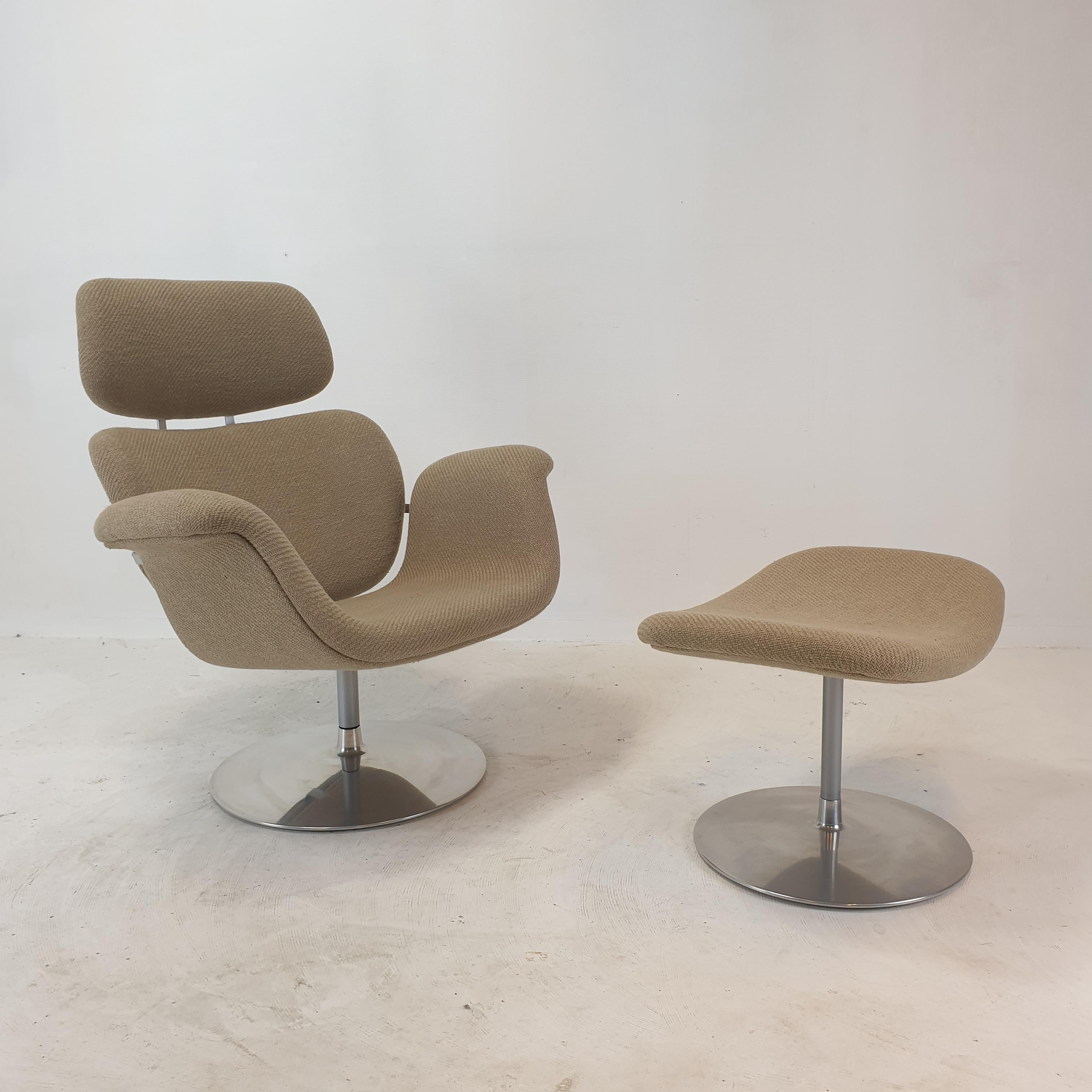Very comfortable and original Big Tulip lounge chair with Ottoman, designed by Pierre Paulin for Artifort in 1965. 

This 80's pivoting edition has a round metal foot. 

The set is just restored with new fabric and new foam. 
It is