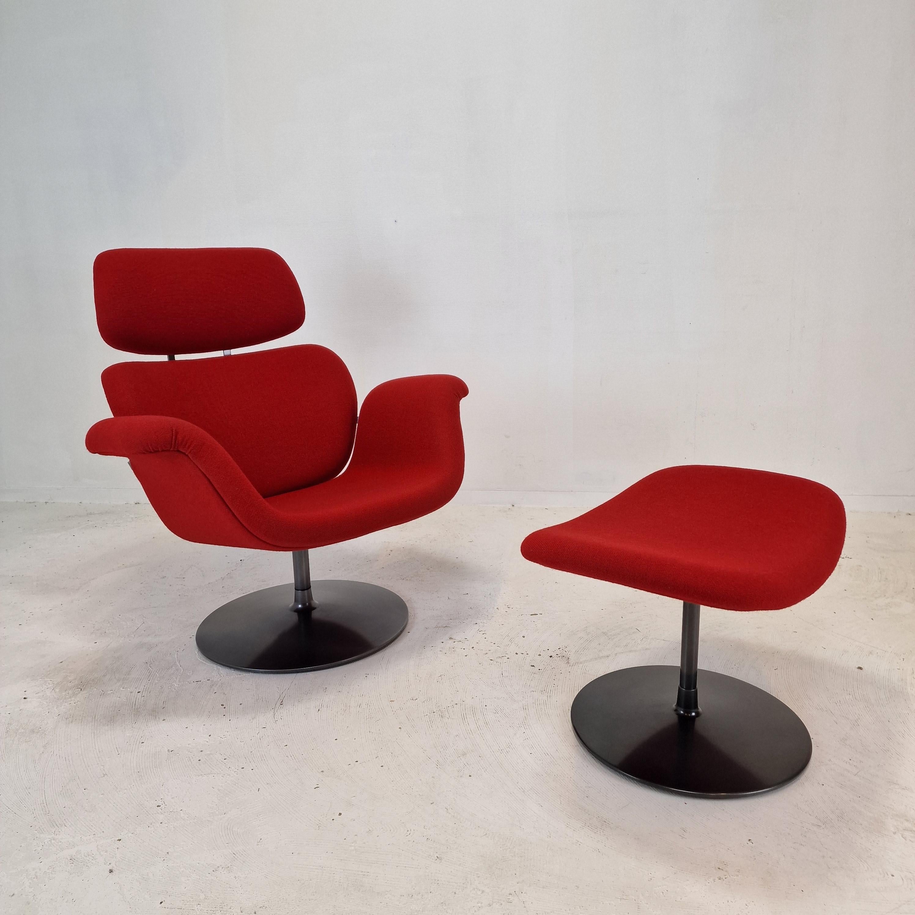 Very comfortable and original big tulip lounge chair with Ottoman, designed by Pierre Paulin for Artifort in 1965. 

This pivoting edition has a round metal foot, it is fabricated in the 2010s

The set is in perfect condition.
The beautiful red