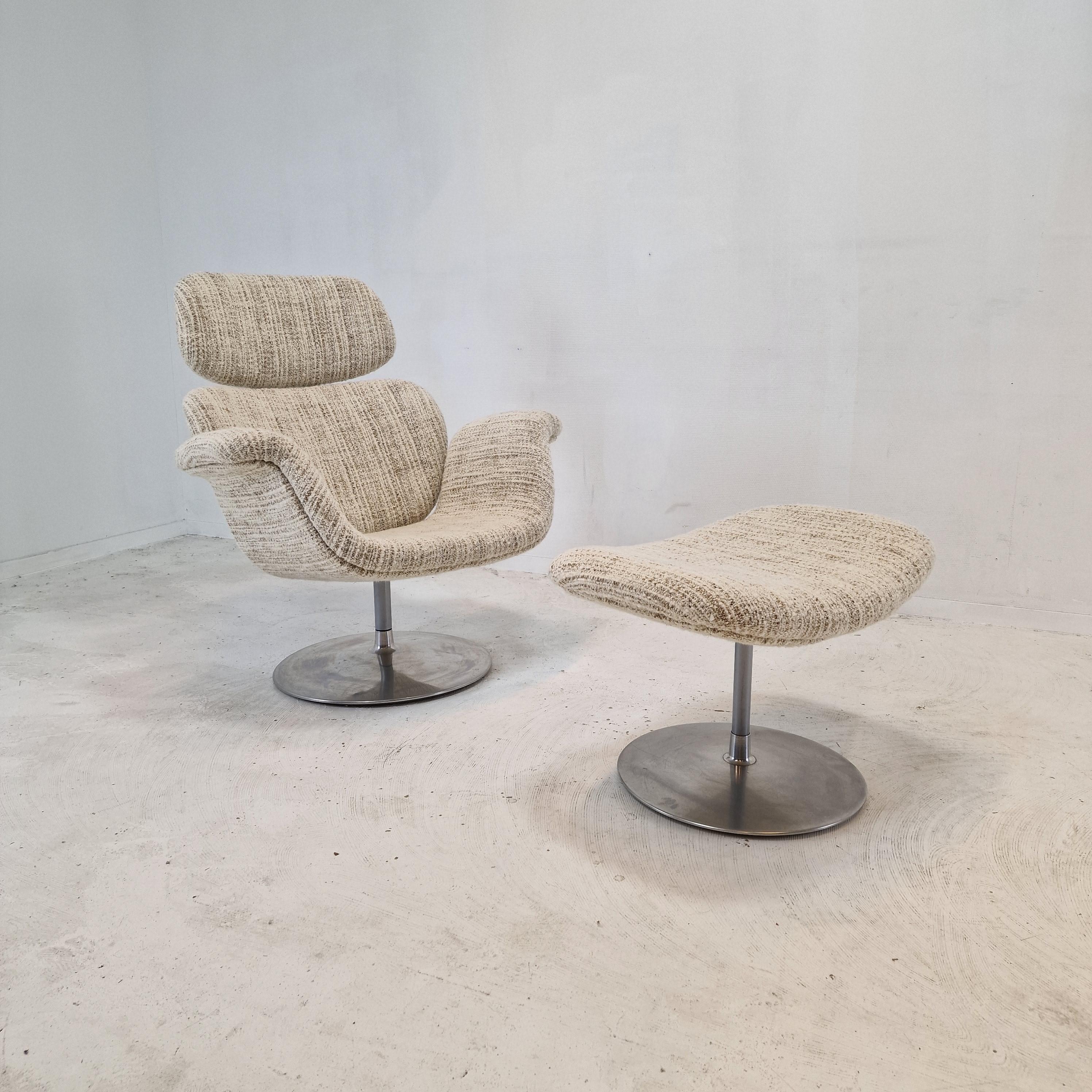 Very comfortable and original big tulip lounge chair with Ottoman, designed by Pierre Paulin for Artifort in 1965. 

This 80's pivoting edition has a round metal foot. 

The set is just reupholstered with stunning Dedar Italy wool fabric and new