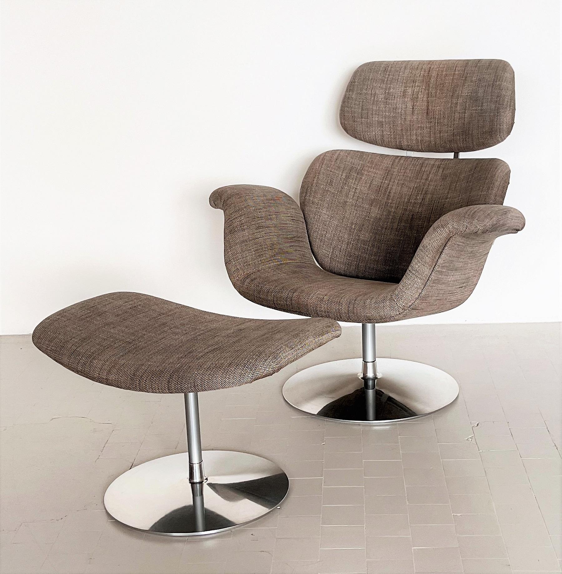 Original Big Tulip lounge chair with Ottoman, designed by Pierre Paulin in 1965 and produced by Artifort in the 1980s.
This early edition has a round, pivoting metal foot.
Original wool fabric from the manufacturer in lovely herringbone pattern that