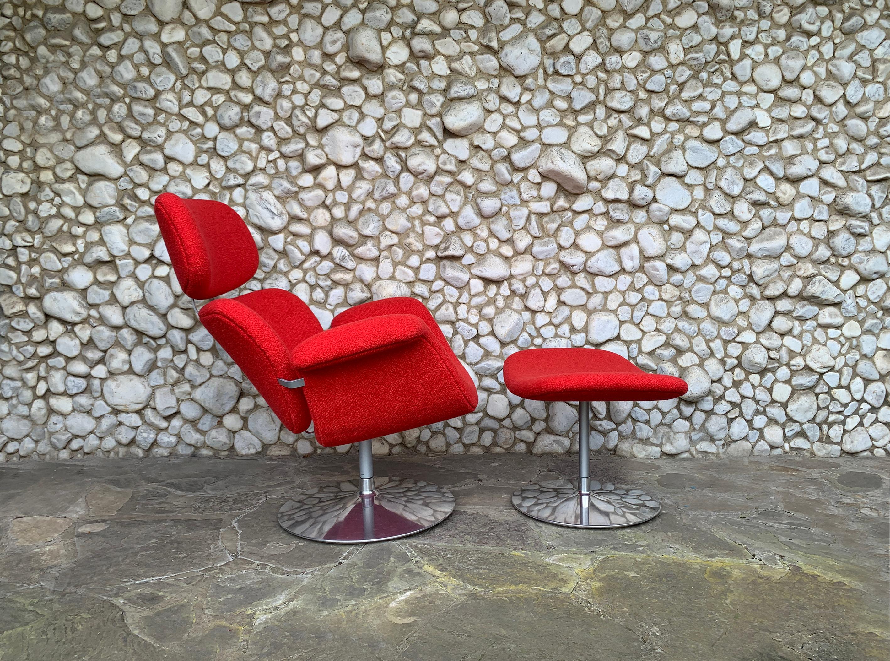 Big Tulip Lounge chair with its footstool, designed in 1960 by Pierre Paulin. Produced by Artifort probably in the 1980s. 

Round disc-shaped bases in polished stainless steel, with swivel-function for the chair.

New upholstery in high-quality