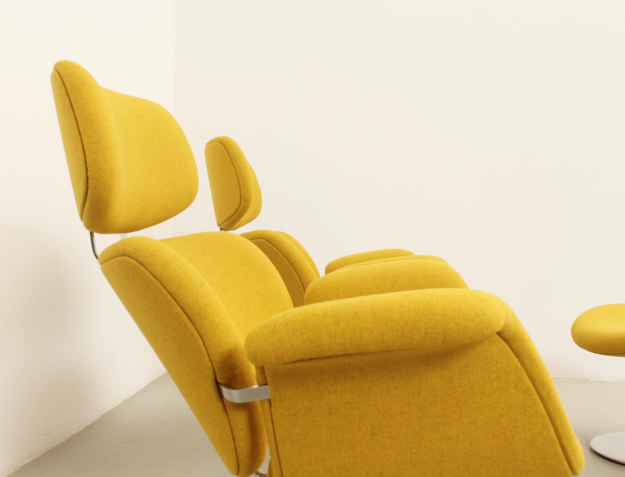 Late 20th Century Big Tulips Chairs and Ottoman by Pierre Paulin for Artifort For Sale