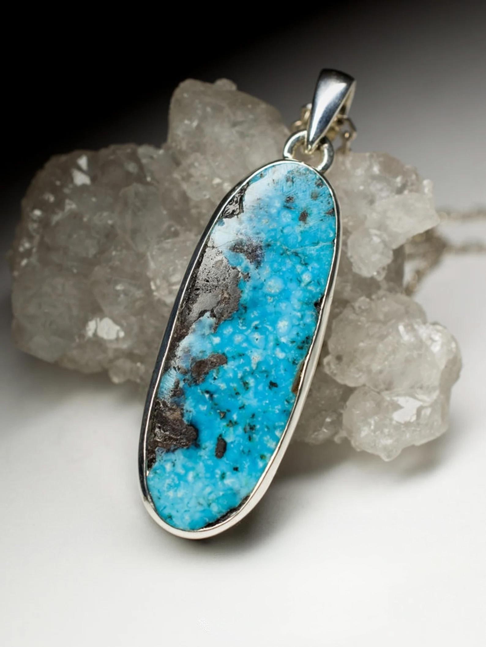 Grande ciondolo d'argento turchese ovale di colore blu brillante Gemma azzurra grezza In condizioni Nuovo in vendita a Berlin, DE