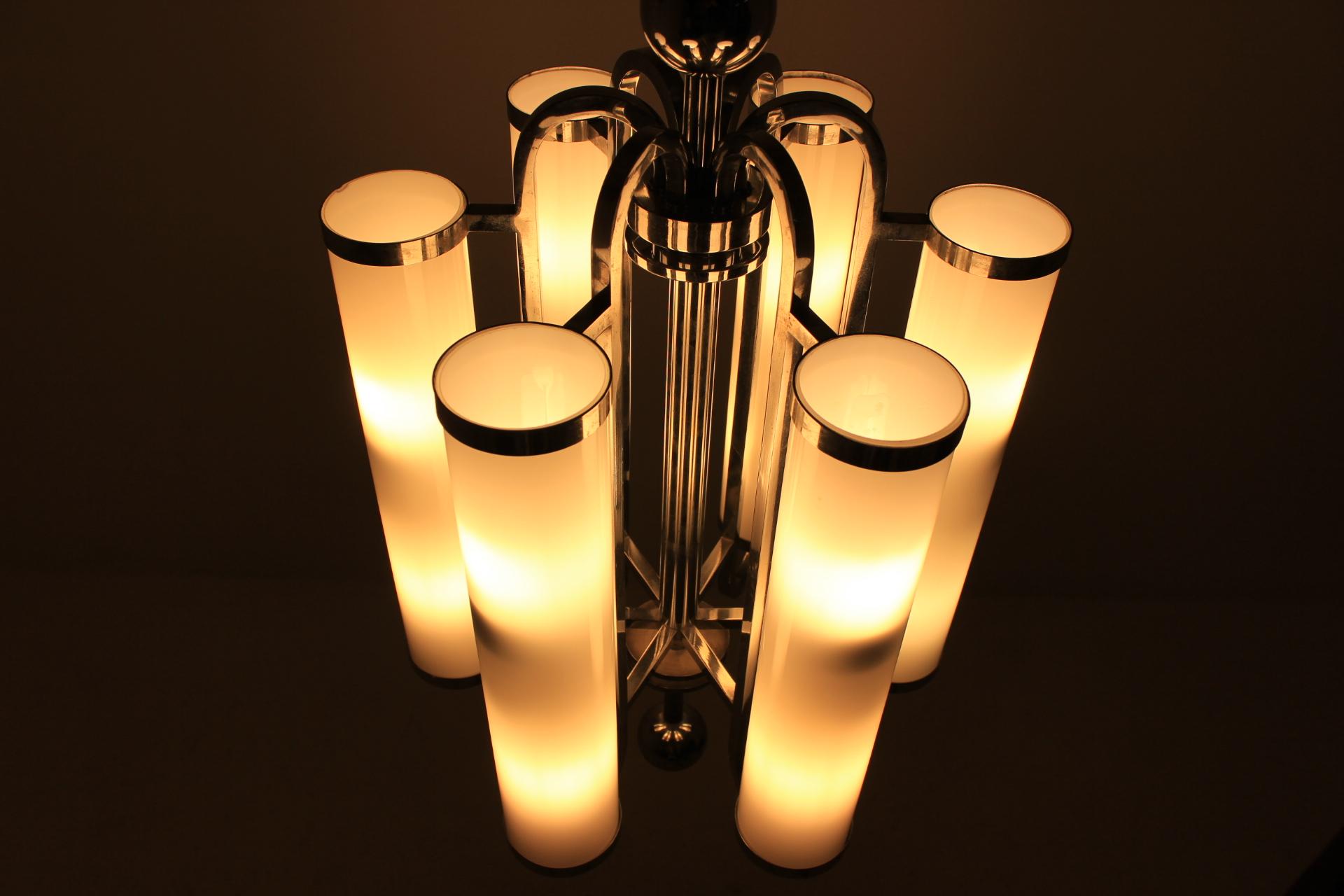- 1930s
- one tube with tiny hair rupture (not seen)
- original electricity
- chrome with patina (perfect condition)
- original opaline glass tubes
- 12 bulbs.