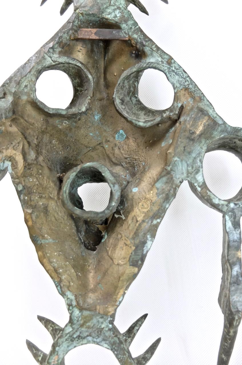 Grand masque africain du milieu du siècle dernier en bronze signé par l'artiste allemand Manfred Strake en vente 1